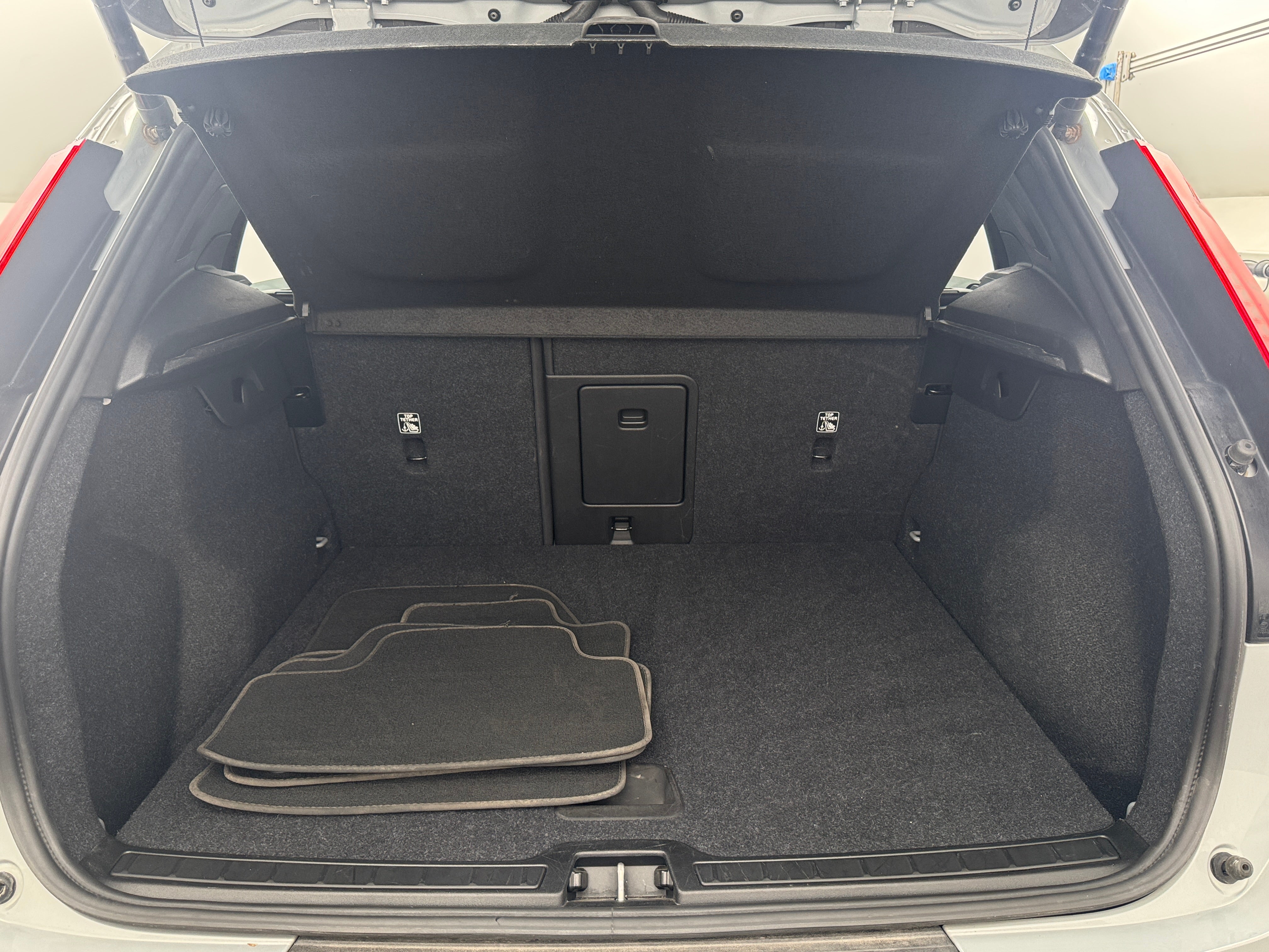 2024 Volvo XC40 B5 Core 6
