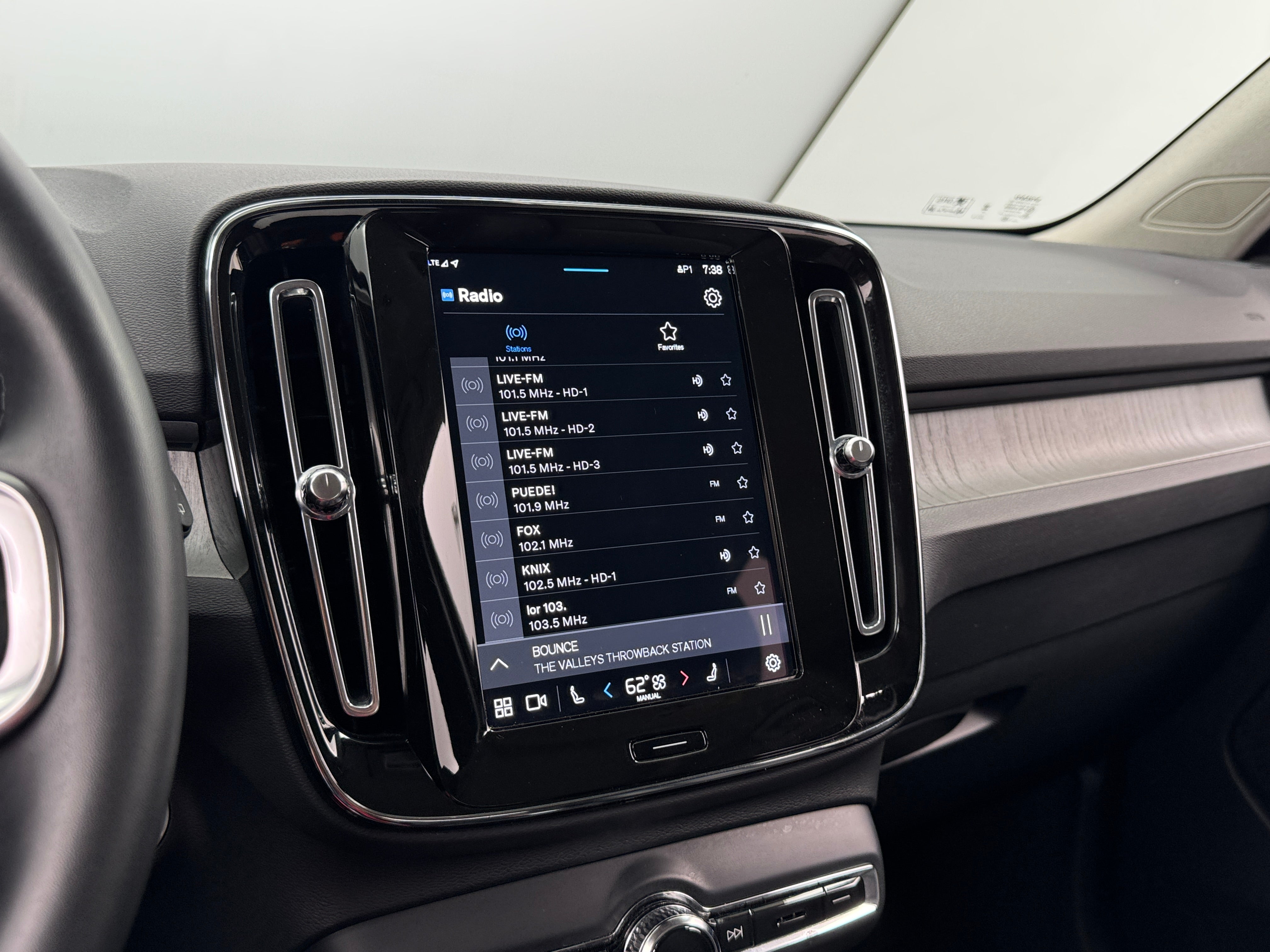 2024 Volvo XC40 B5 Core 3