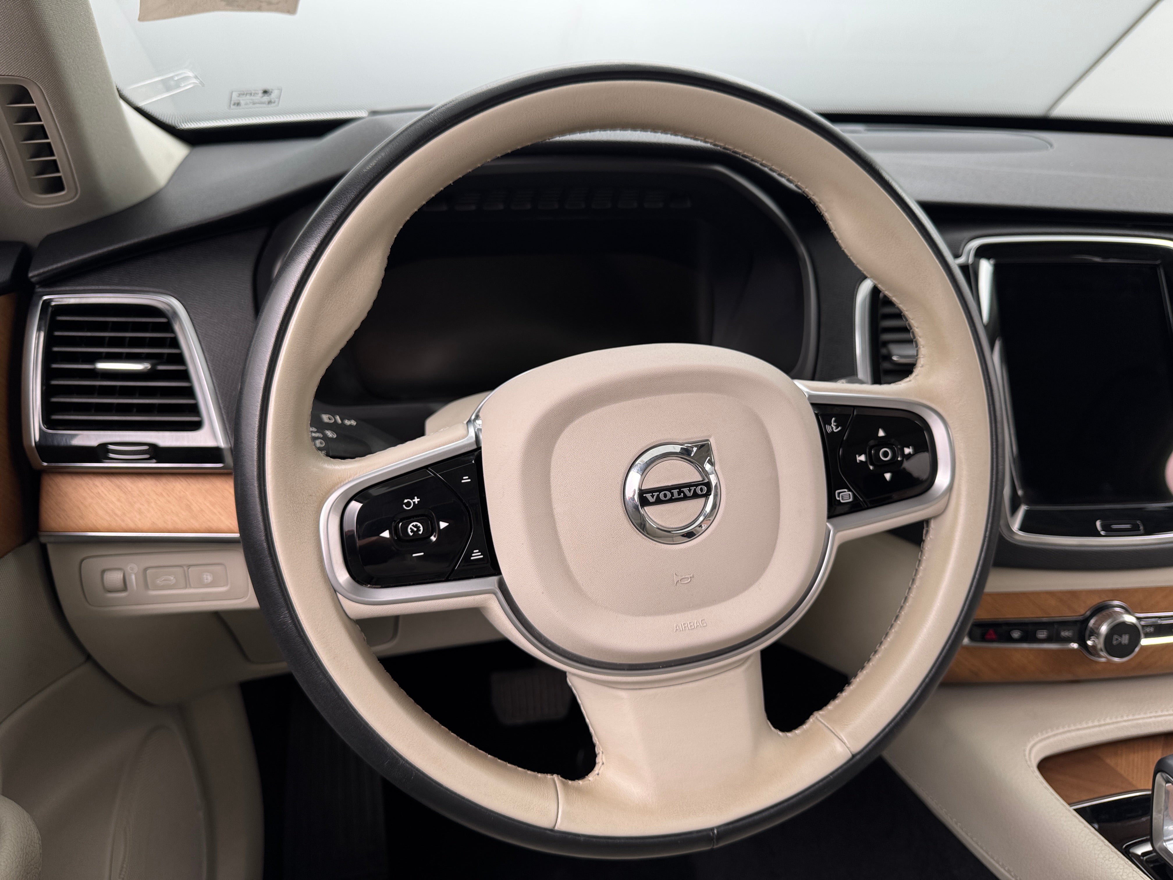 2022 Volvo XC90 T8 Plus 4