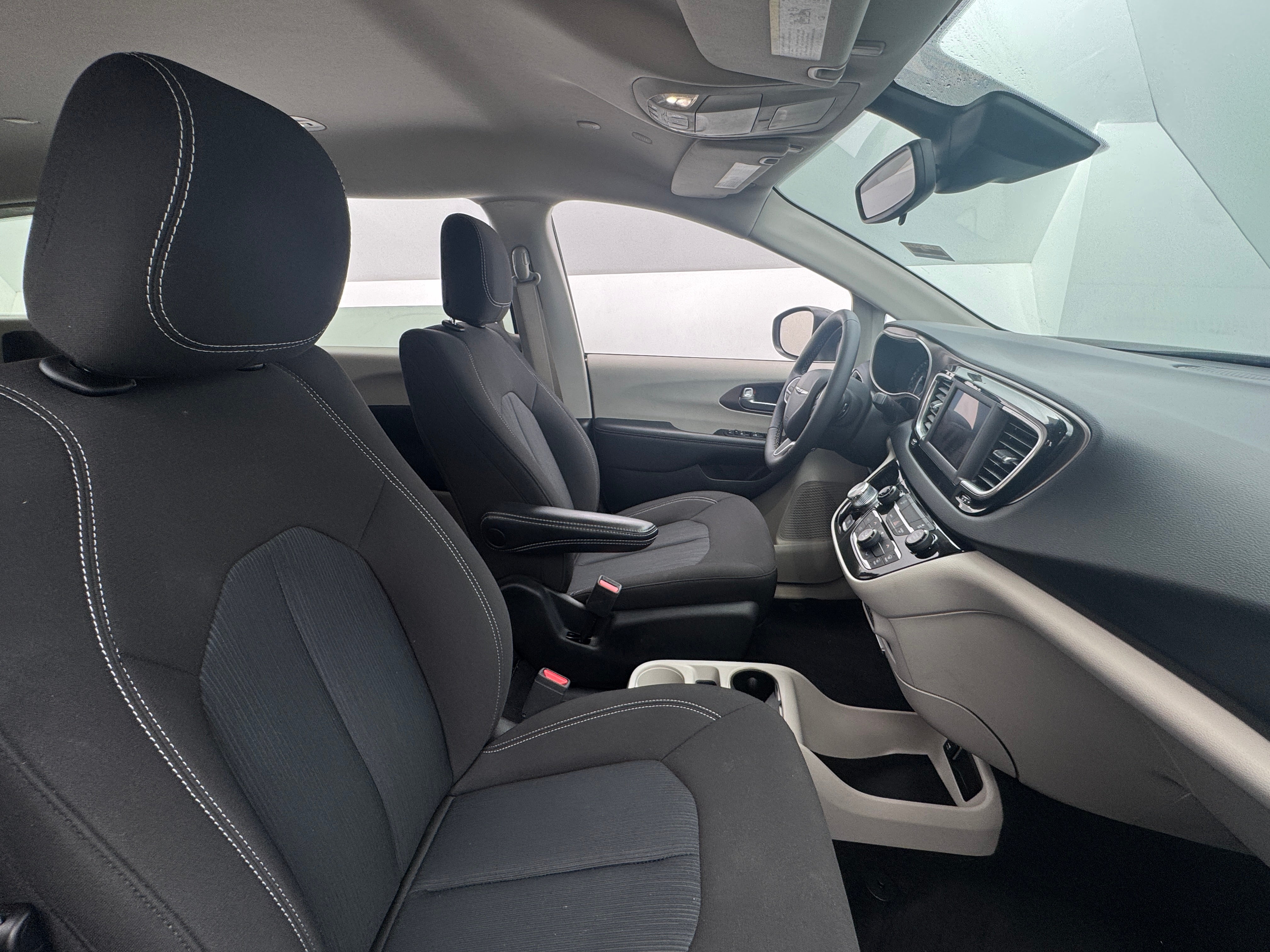 2024 Chrysler Voyager LX 2