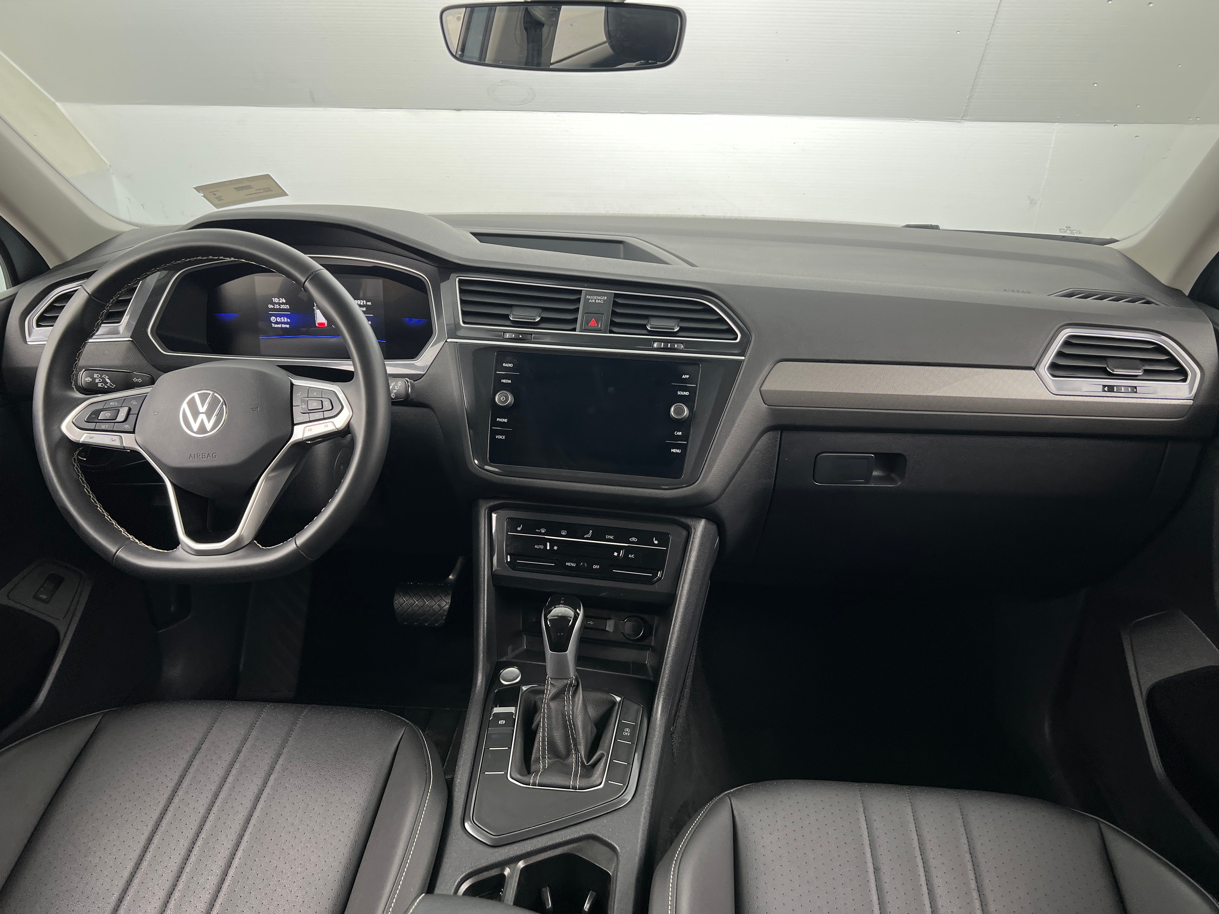 2024 Volkswagen Tiguan SE 2