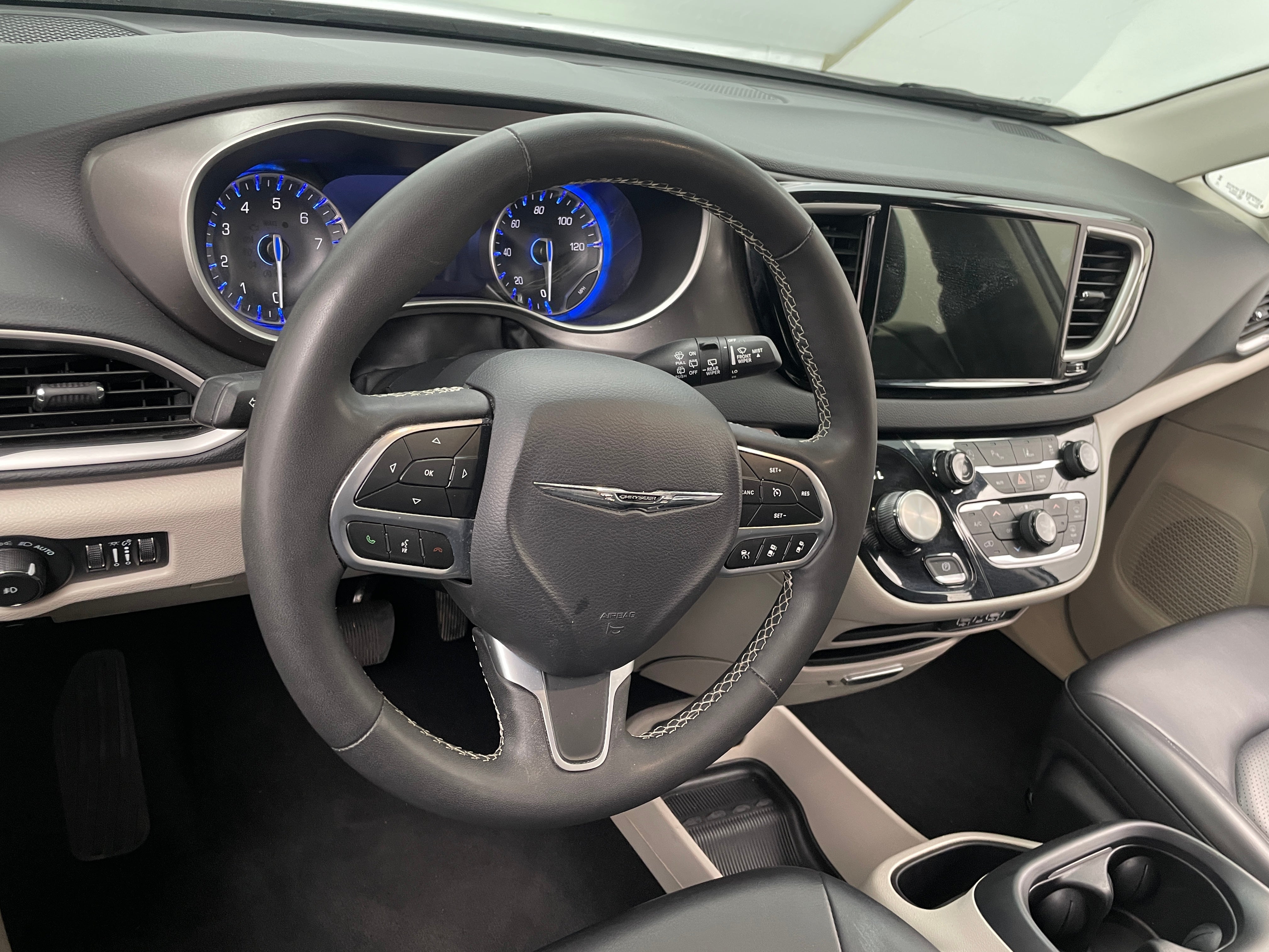 2023 Chrysler Pacifica Touring L 4