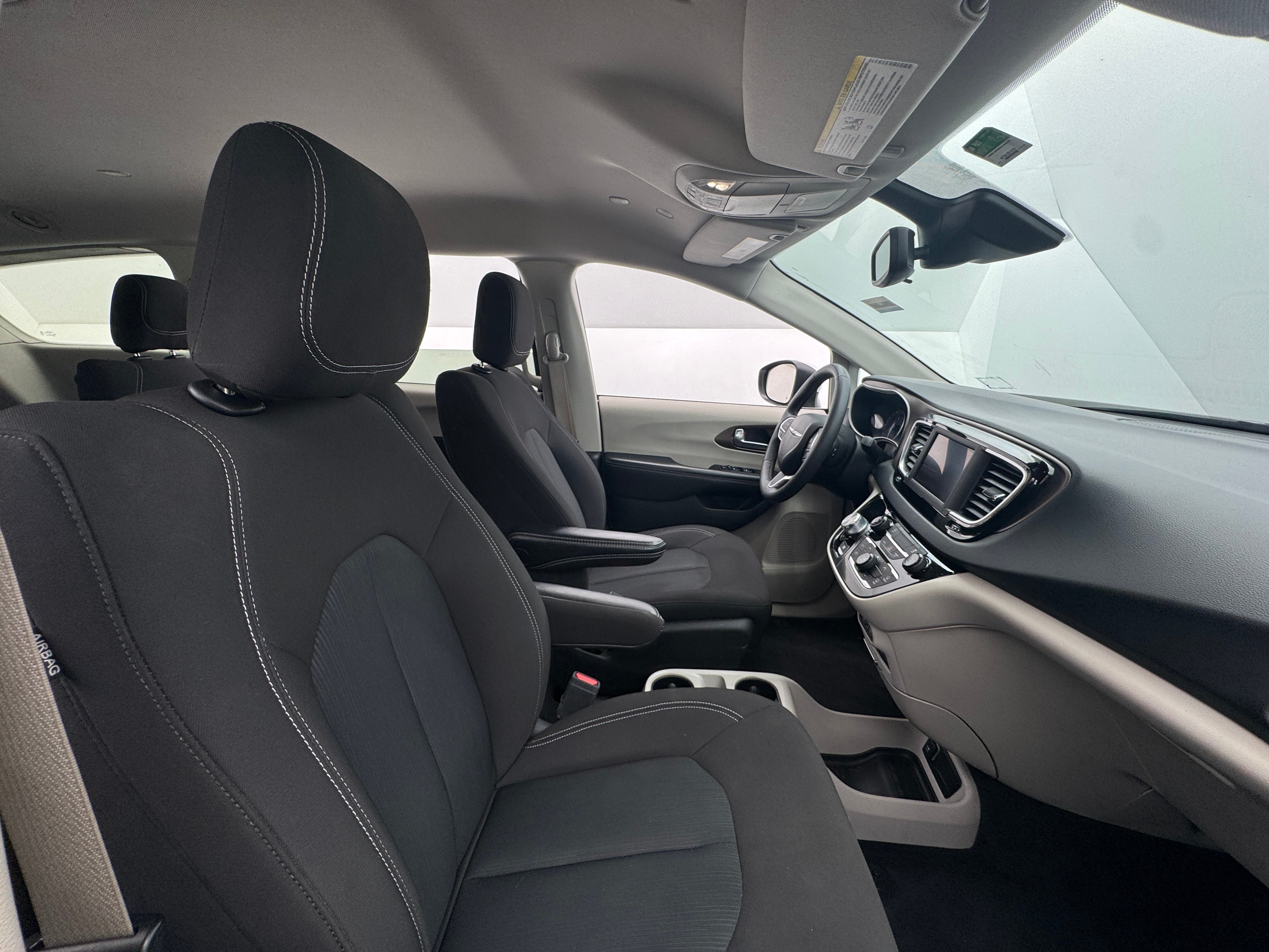 2023 Chrysler Voyager LX 2