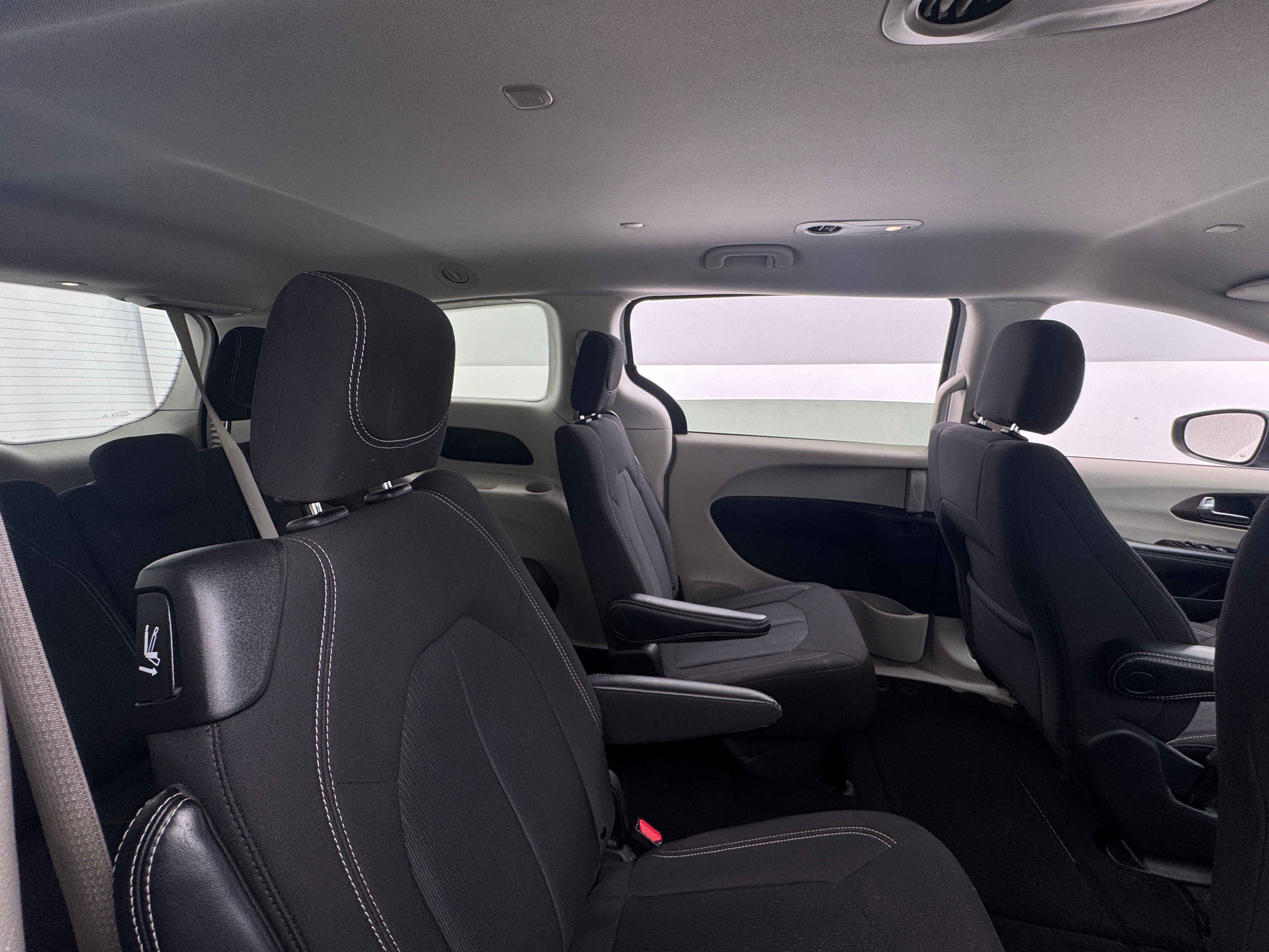 2023 Chrysler Voyager LX 6