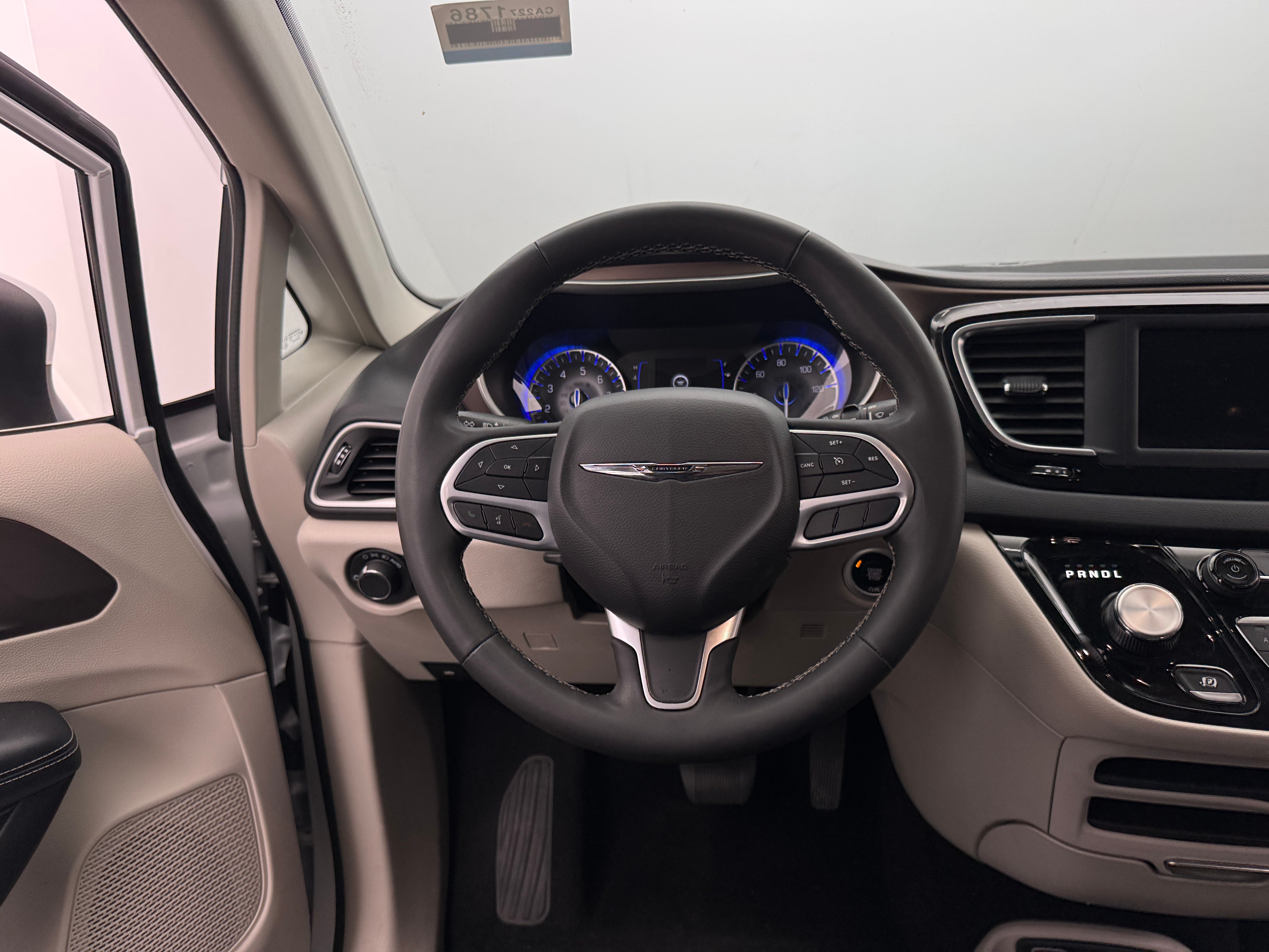 2023 Chrysler Voyager LX 5
