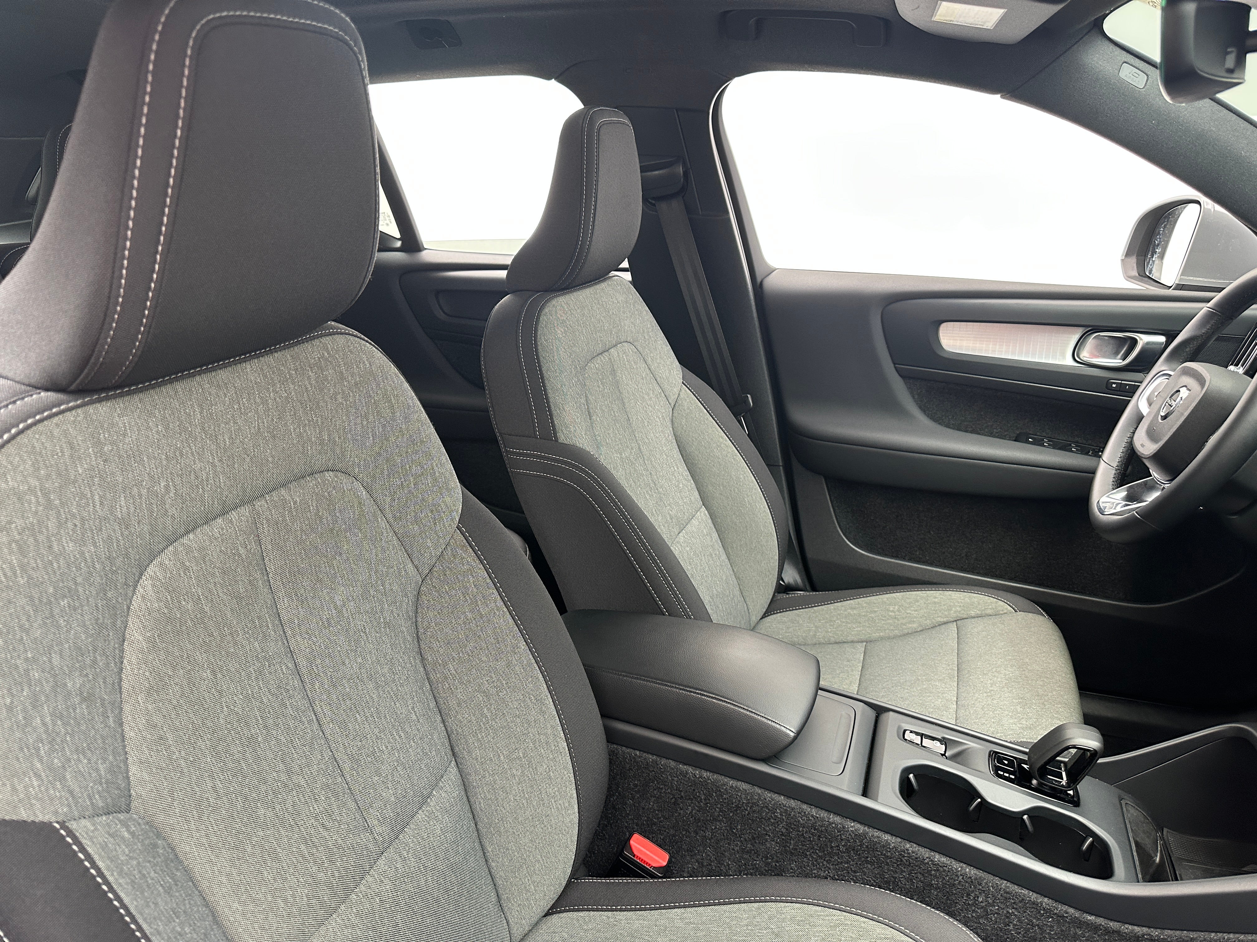 2024 Volvo XC40 B5 Core 2