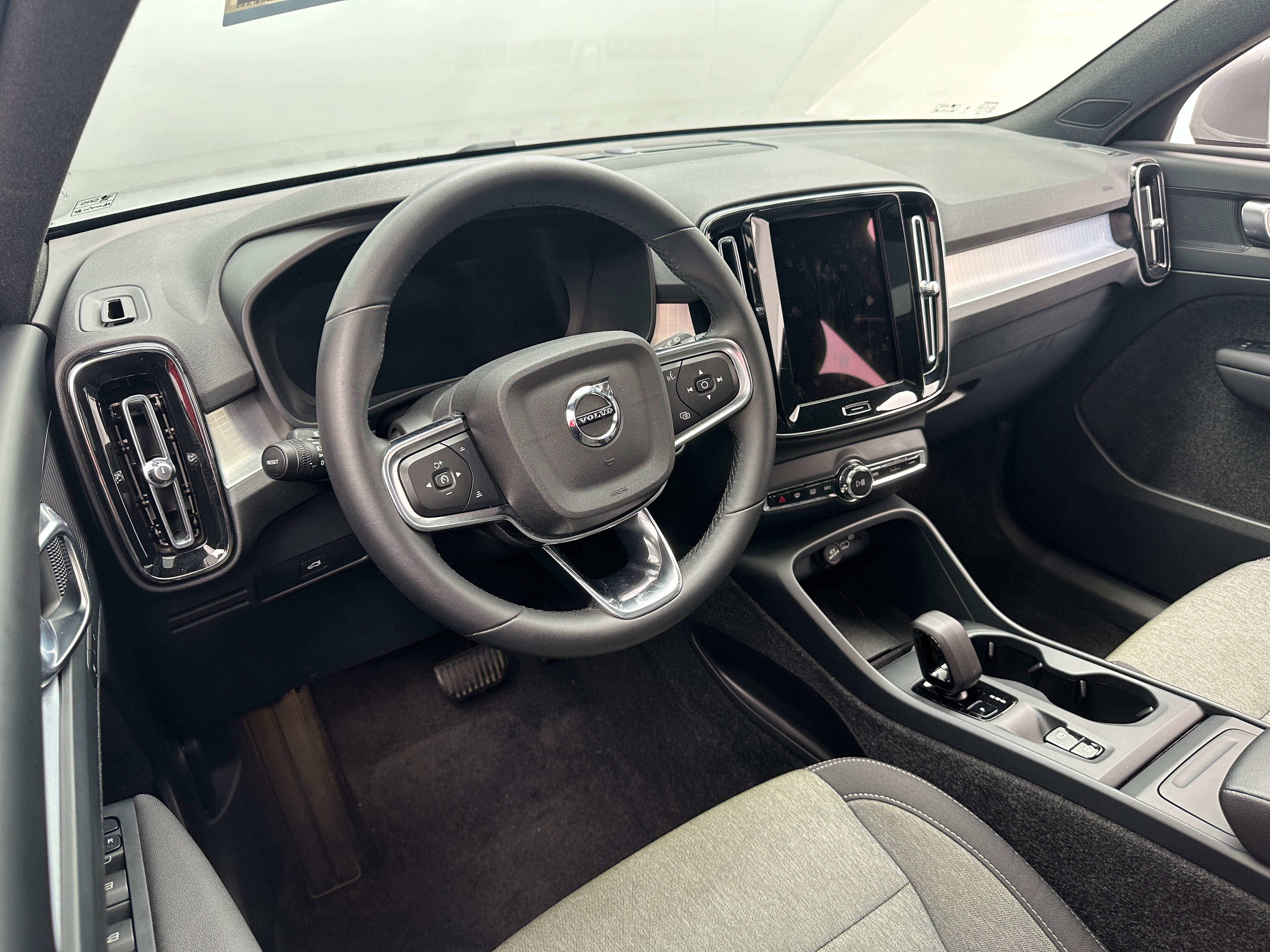 2024 Volvo XC40 B5 Core 3