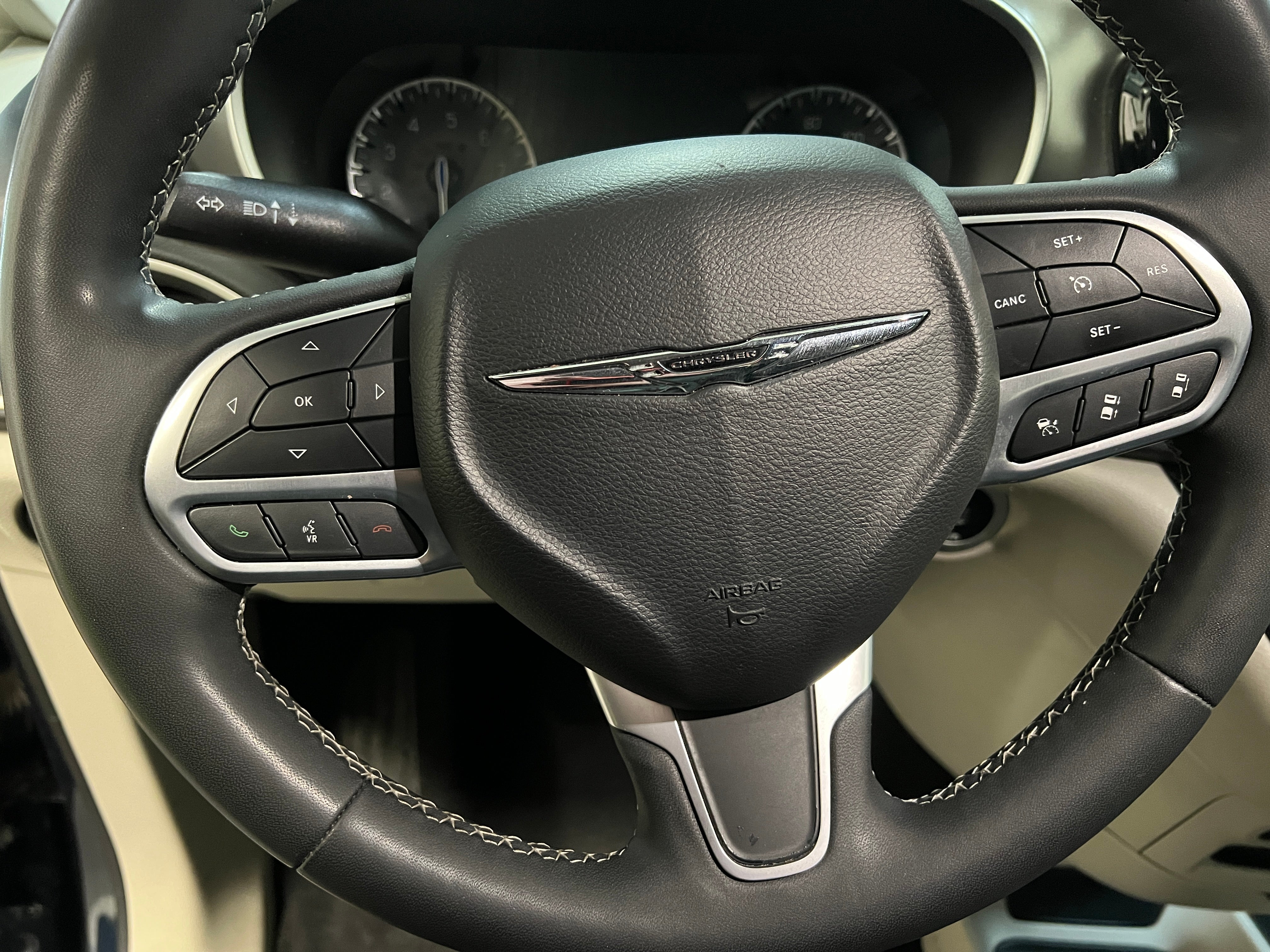 2022 Chrysler Pacifica Touring L 4