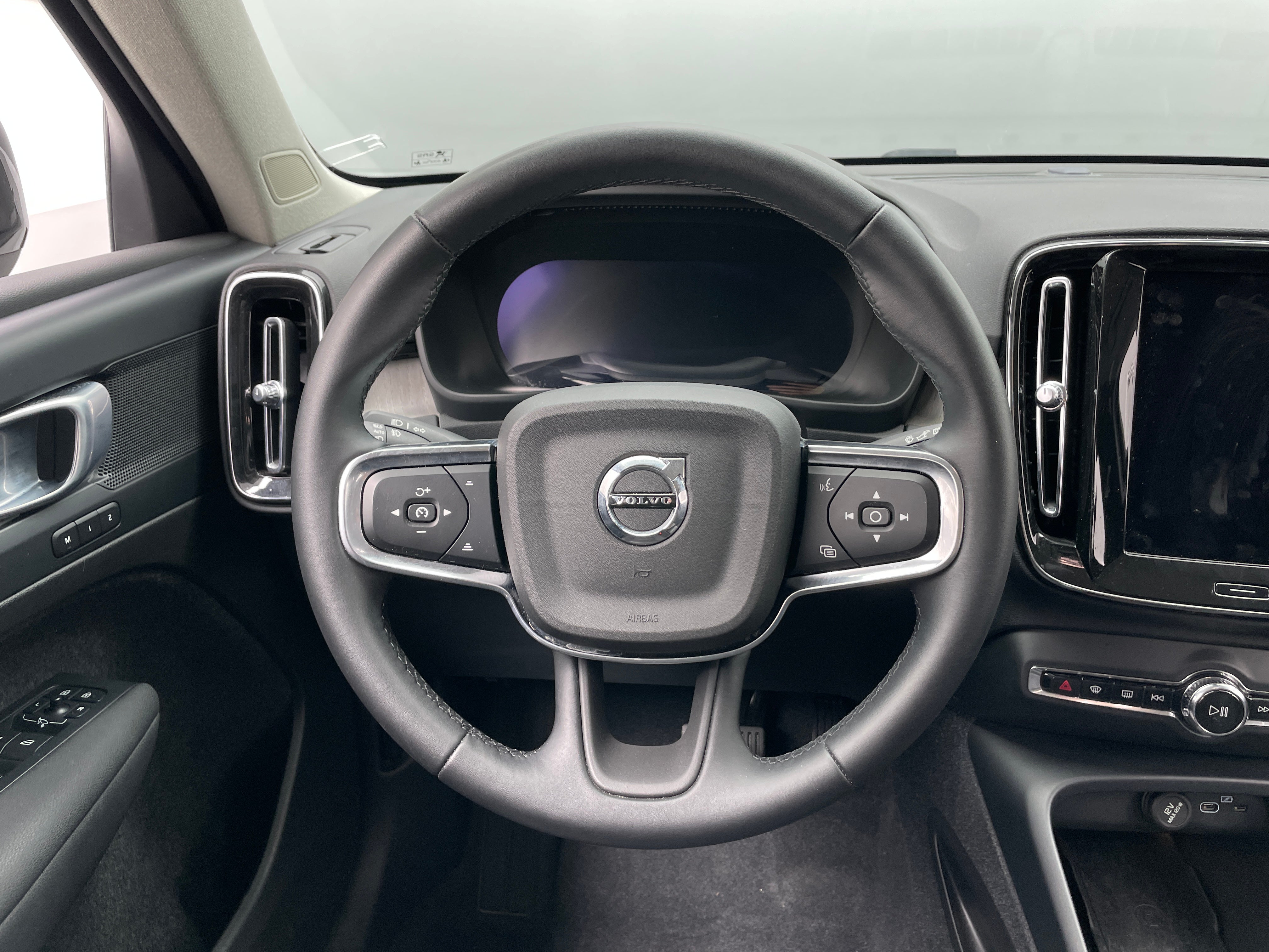 2024 Volvo XC40 B5 Core 4