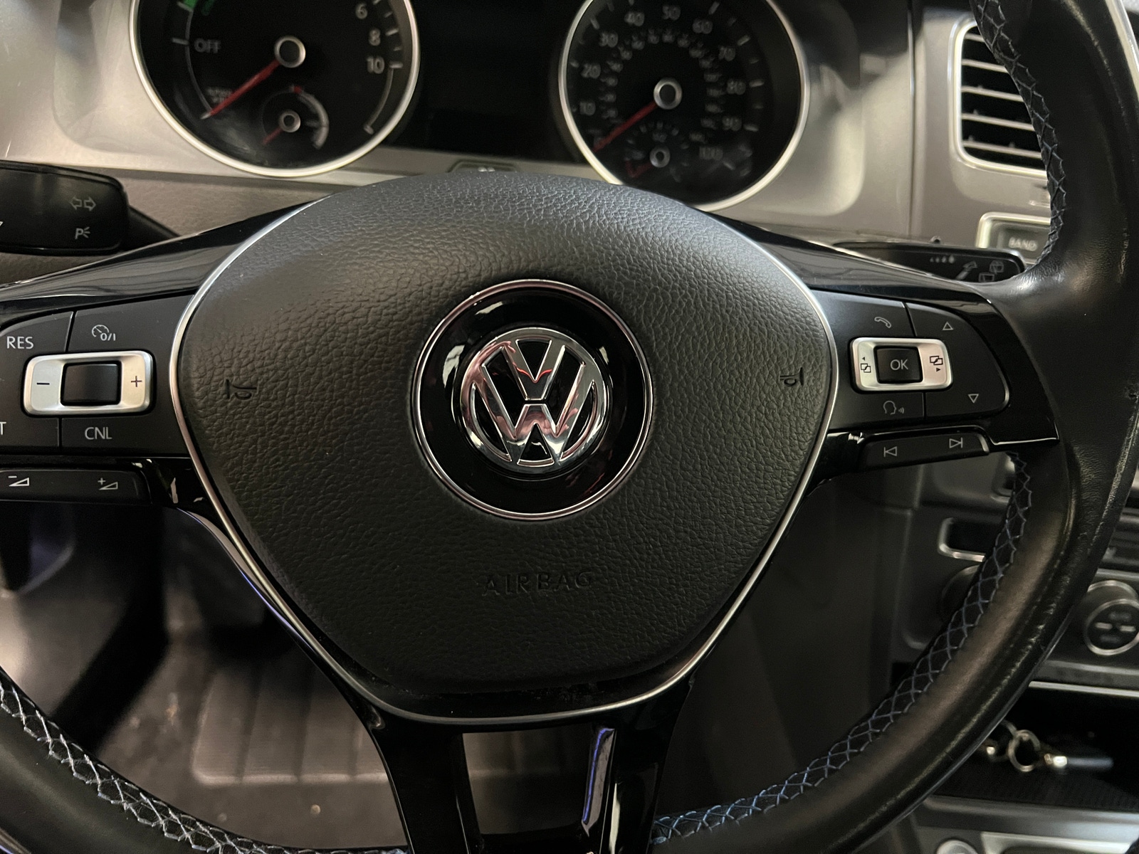 Thumbnail: 2016 Volkswagen e-Golf - 4