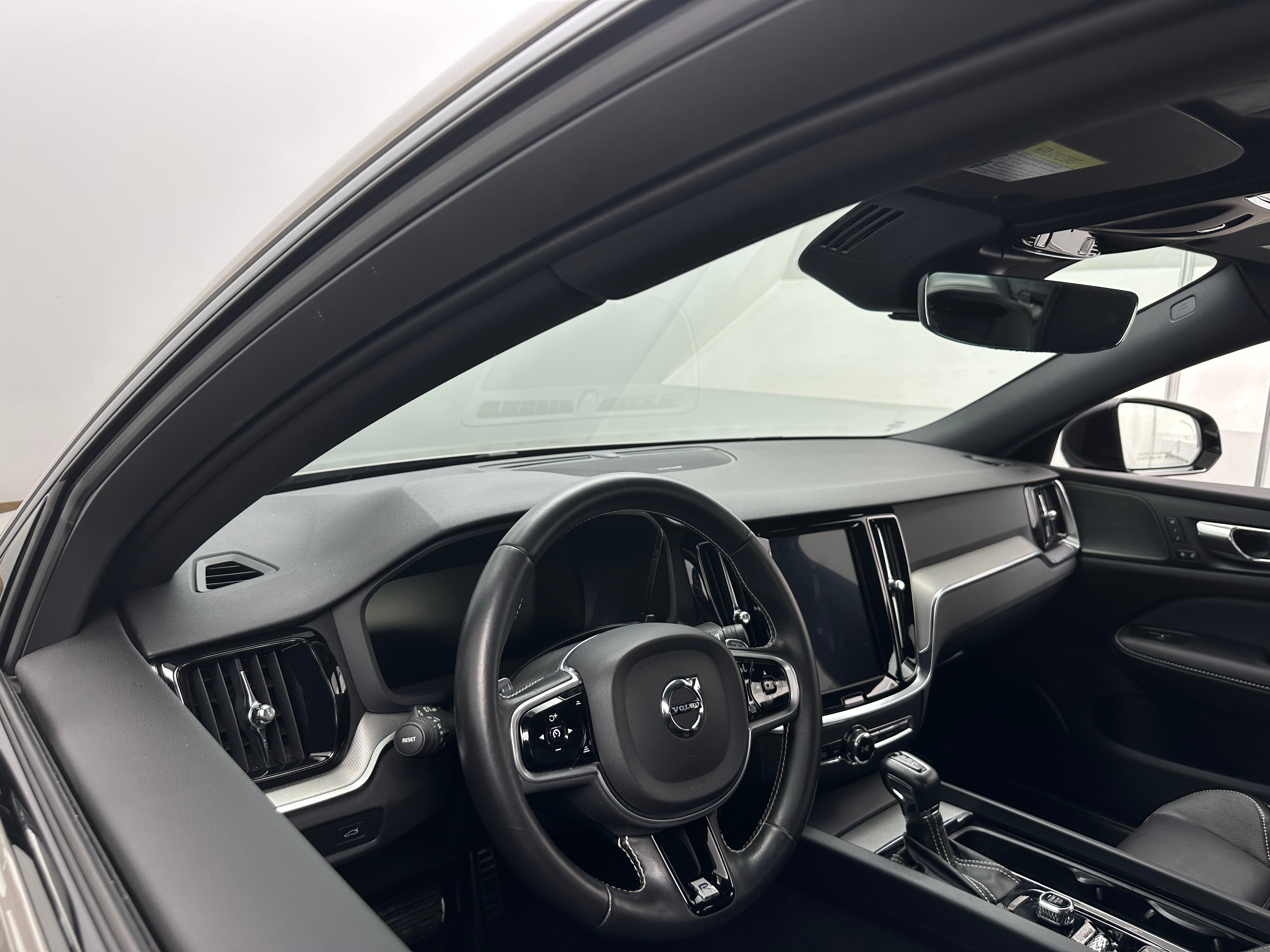 2019 Volvo S60 T6 R-Design 2