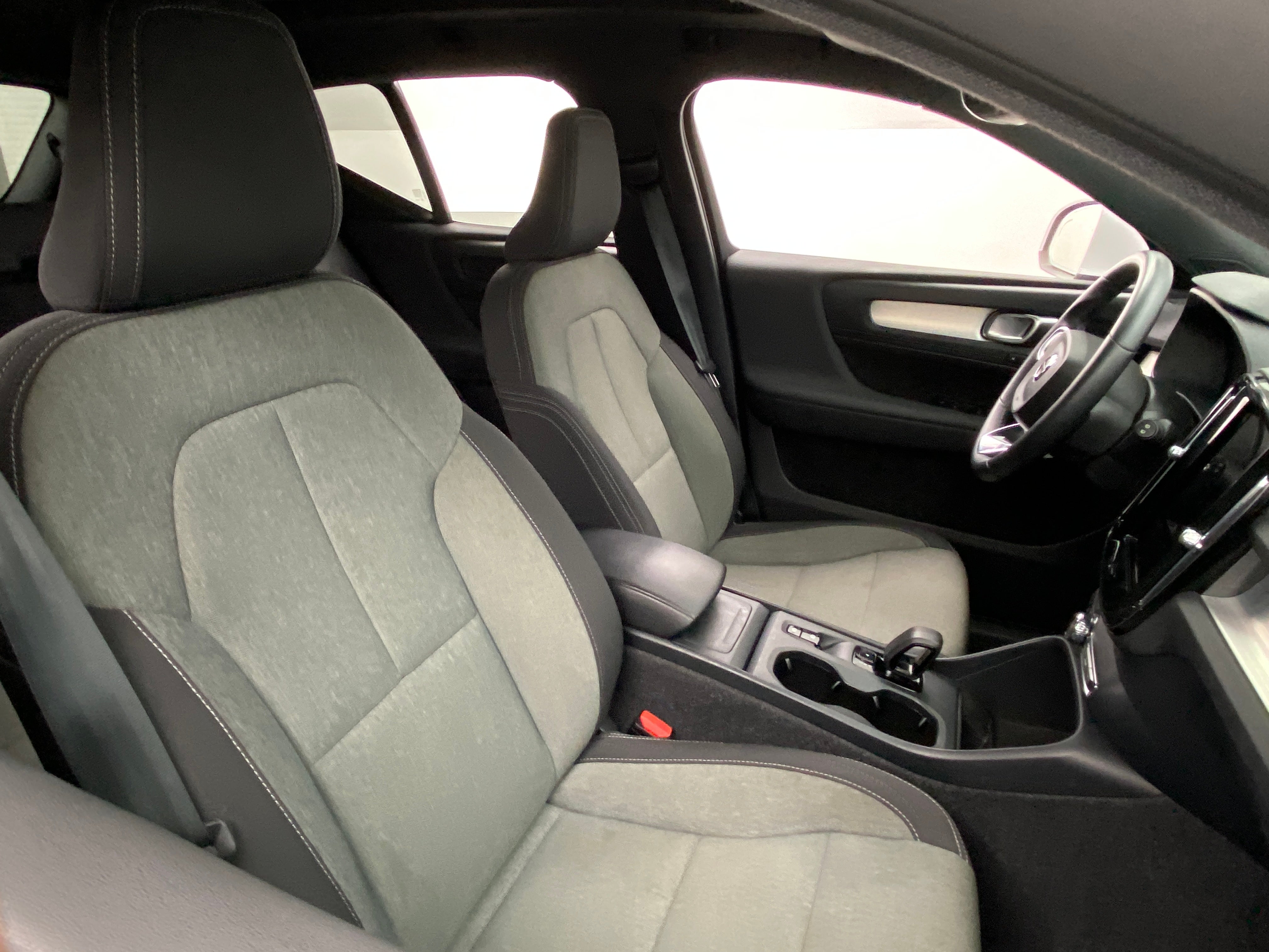 2024 Volvo XC40 B5 Core 2