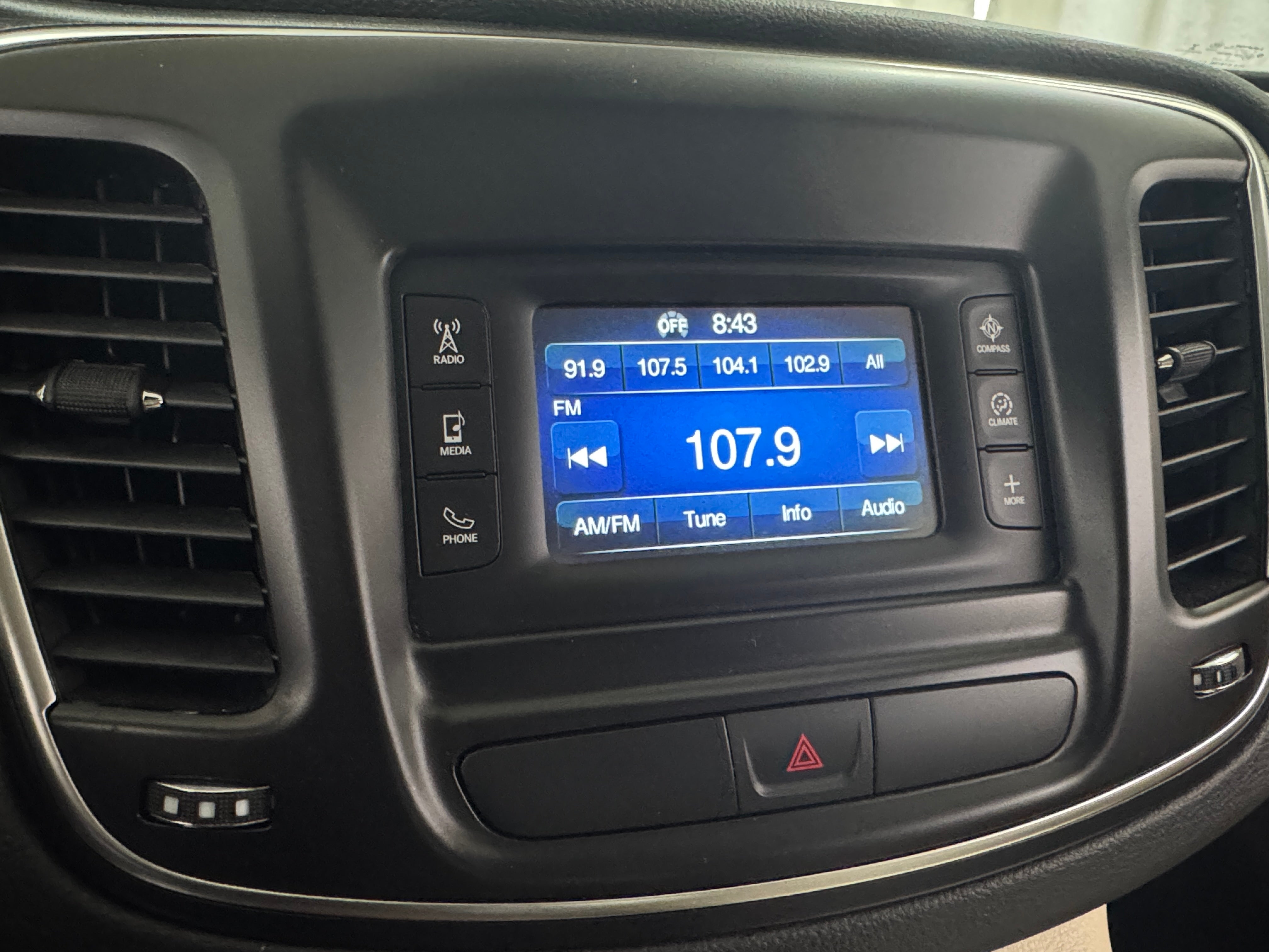 2016 Chrysler 200 LX 4