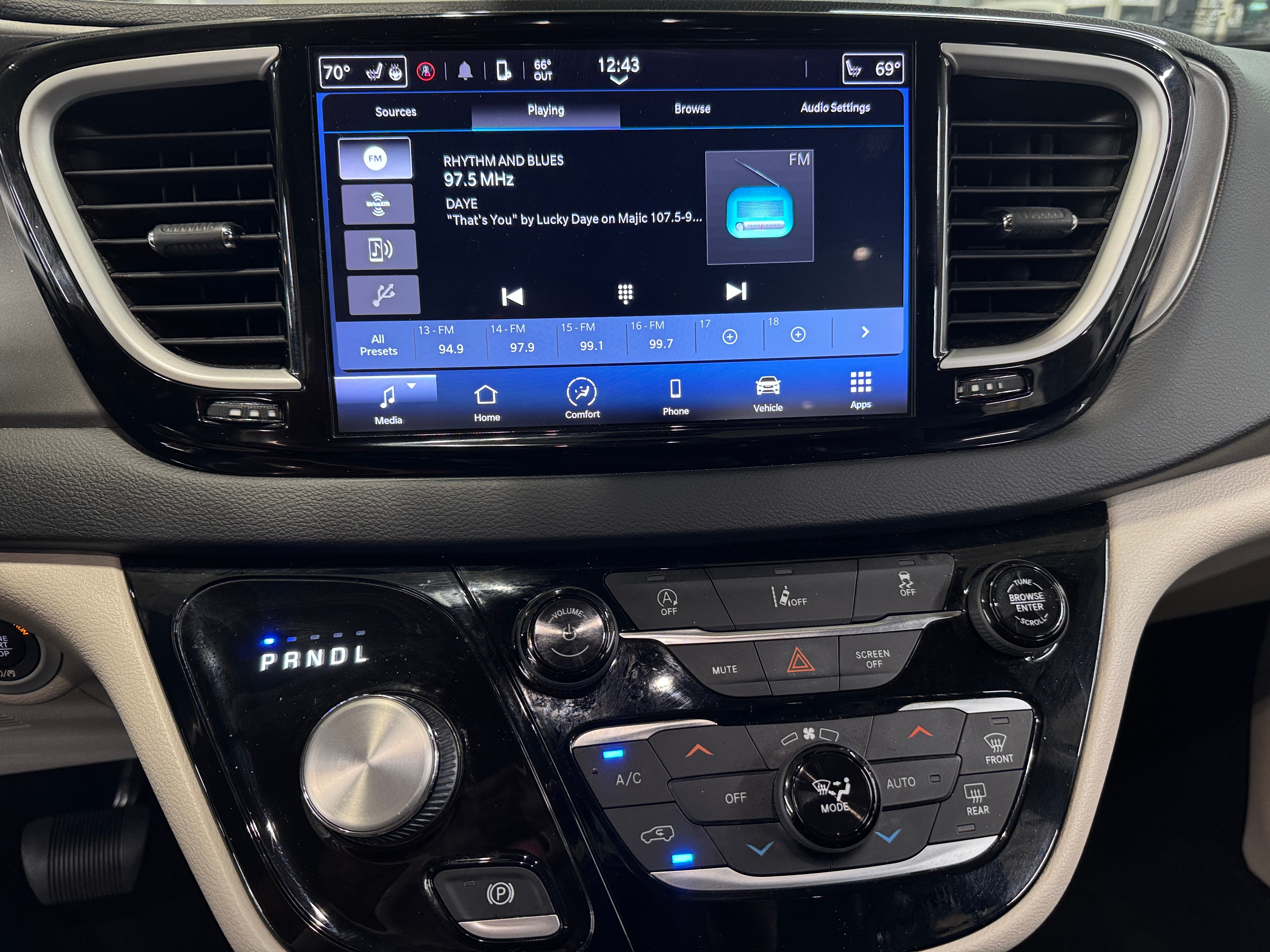 2022 Chrysler Pacifica Touring L 3