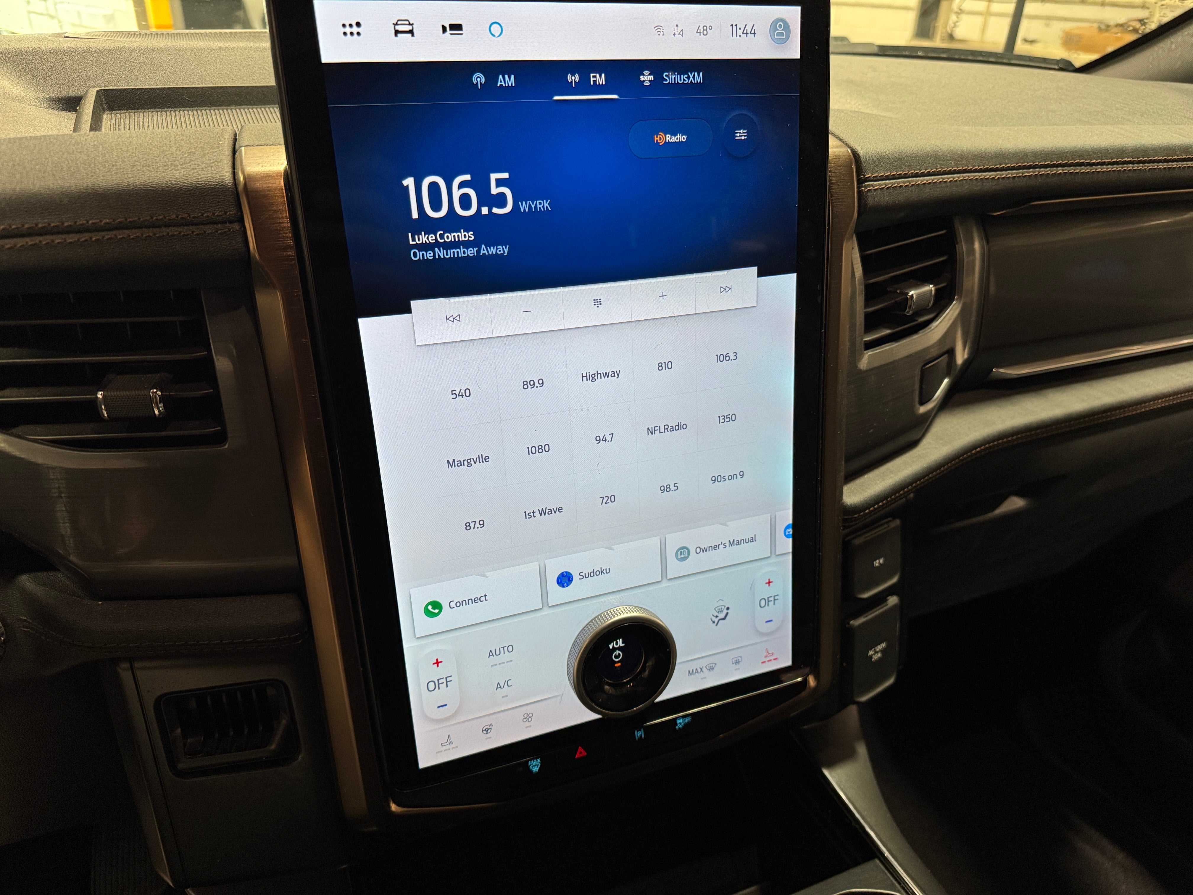 2023 Ford F-150 Lightning Lariat 3