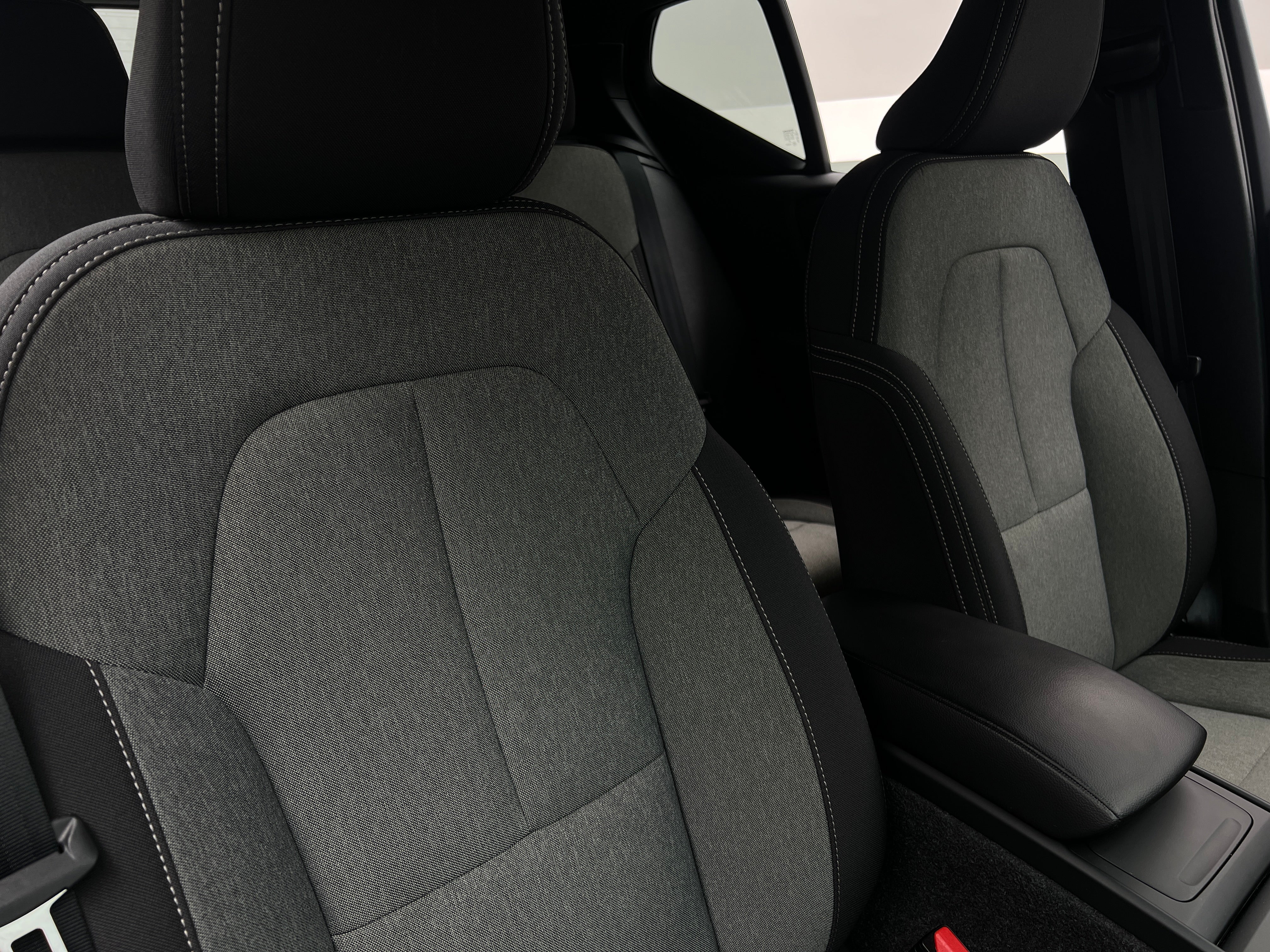 2024 Volvo XC40 B5 Core 2
