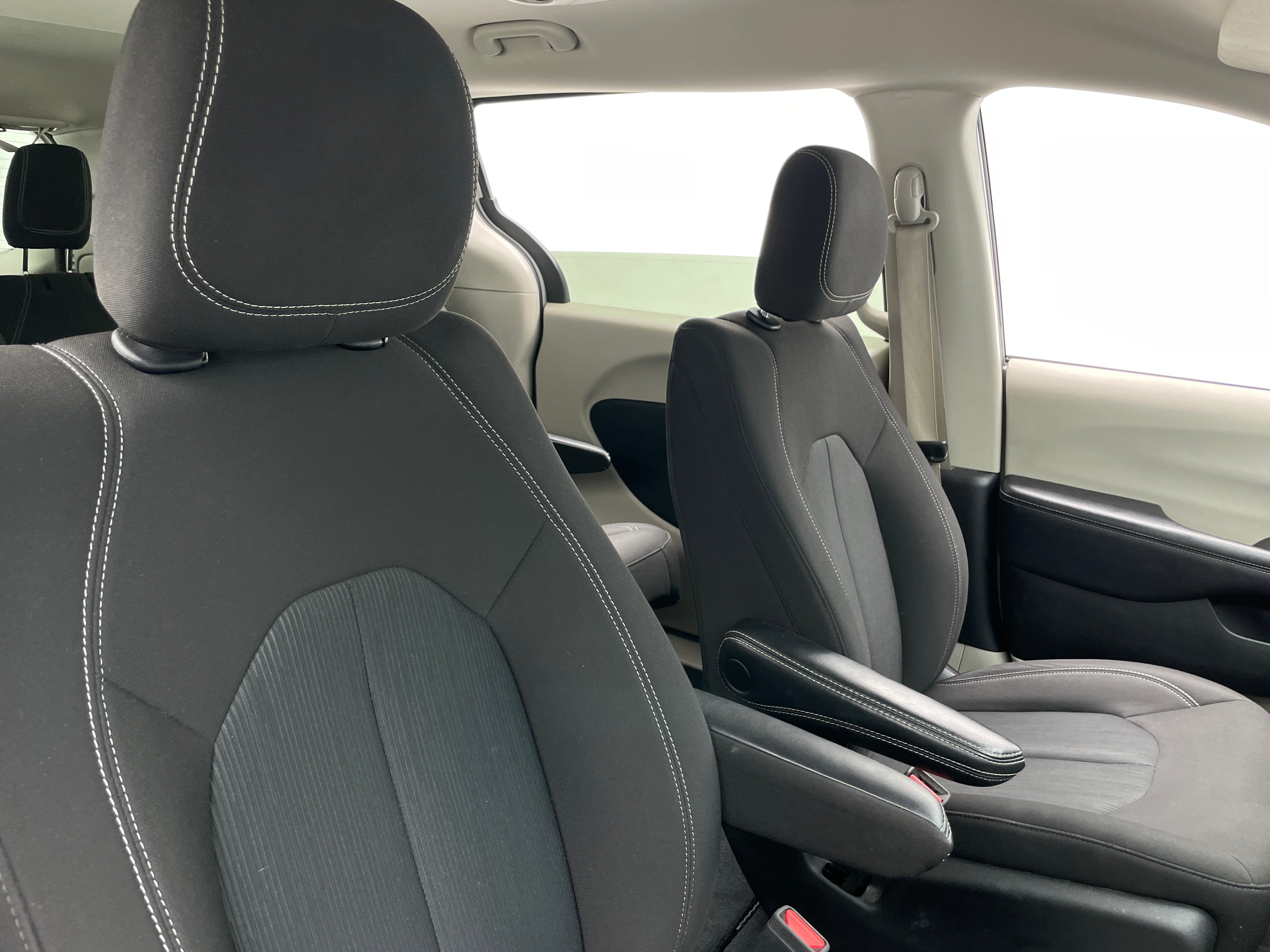 2023 Chrysler Voyager LX 2