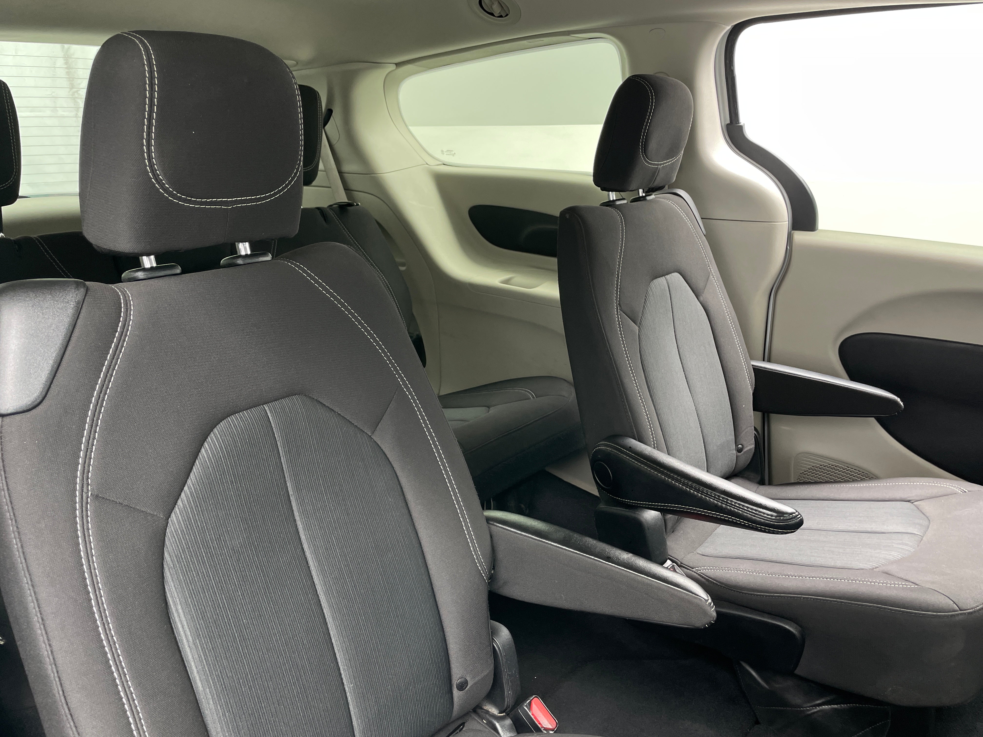 2023 Chrysler Voyager LX 6