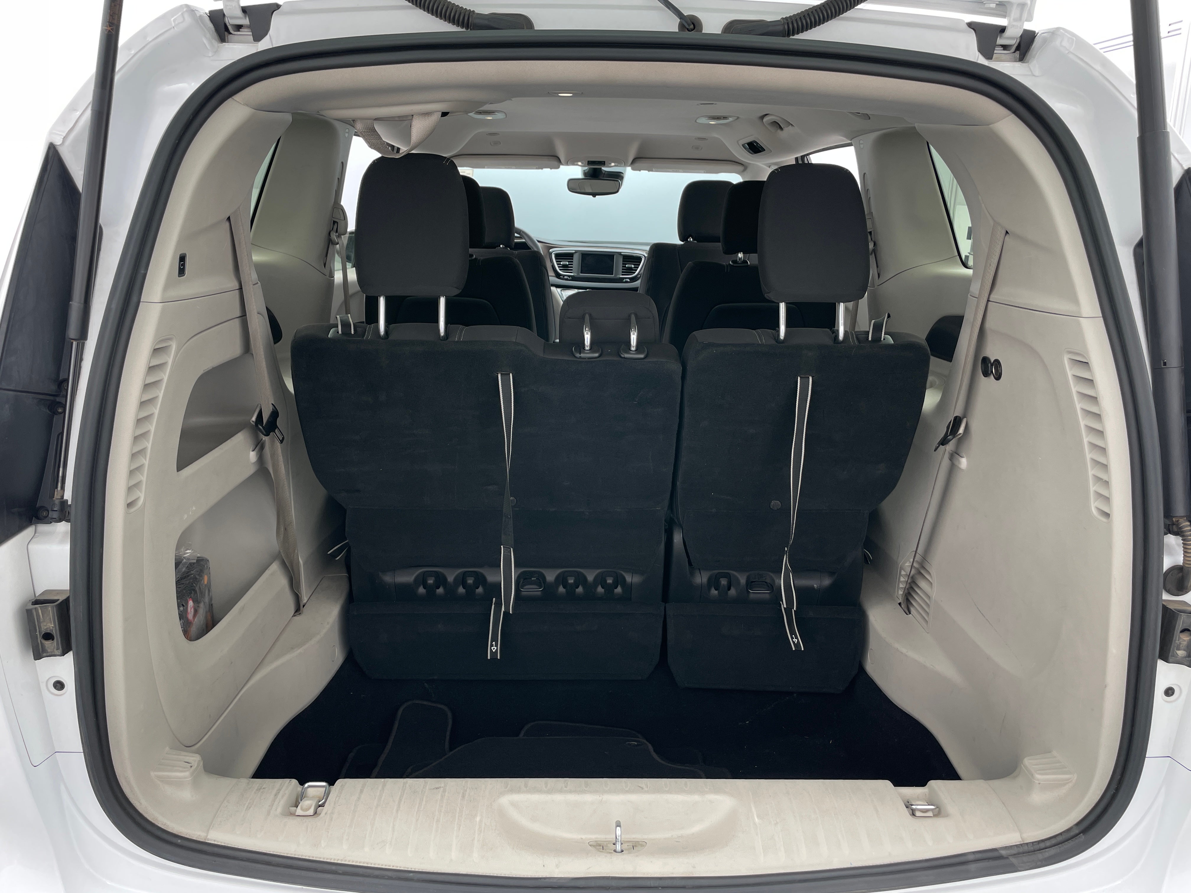 2023 Chrysler Voyager LX 7