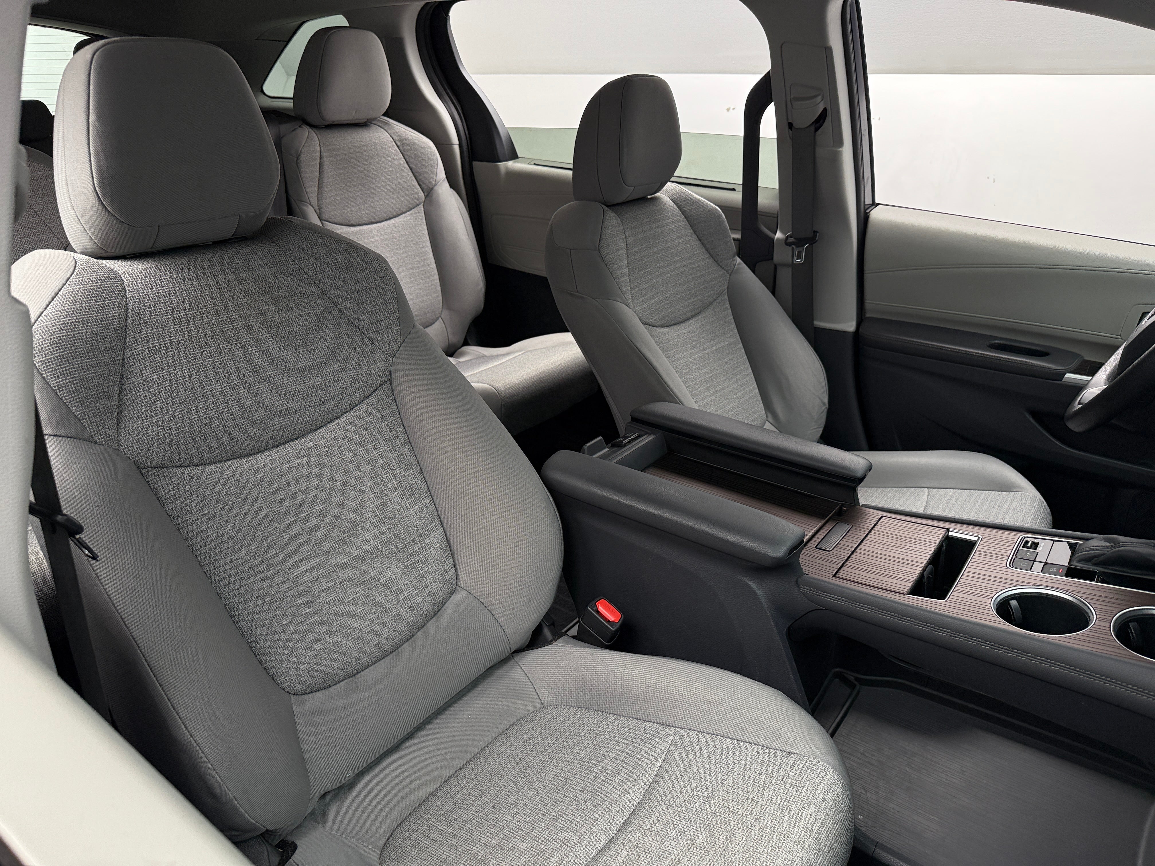 2022 Toyota Sienna LE 2