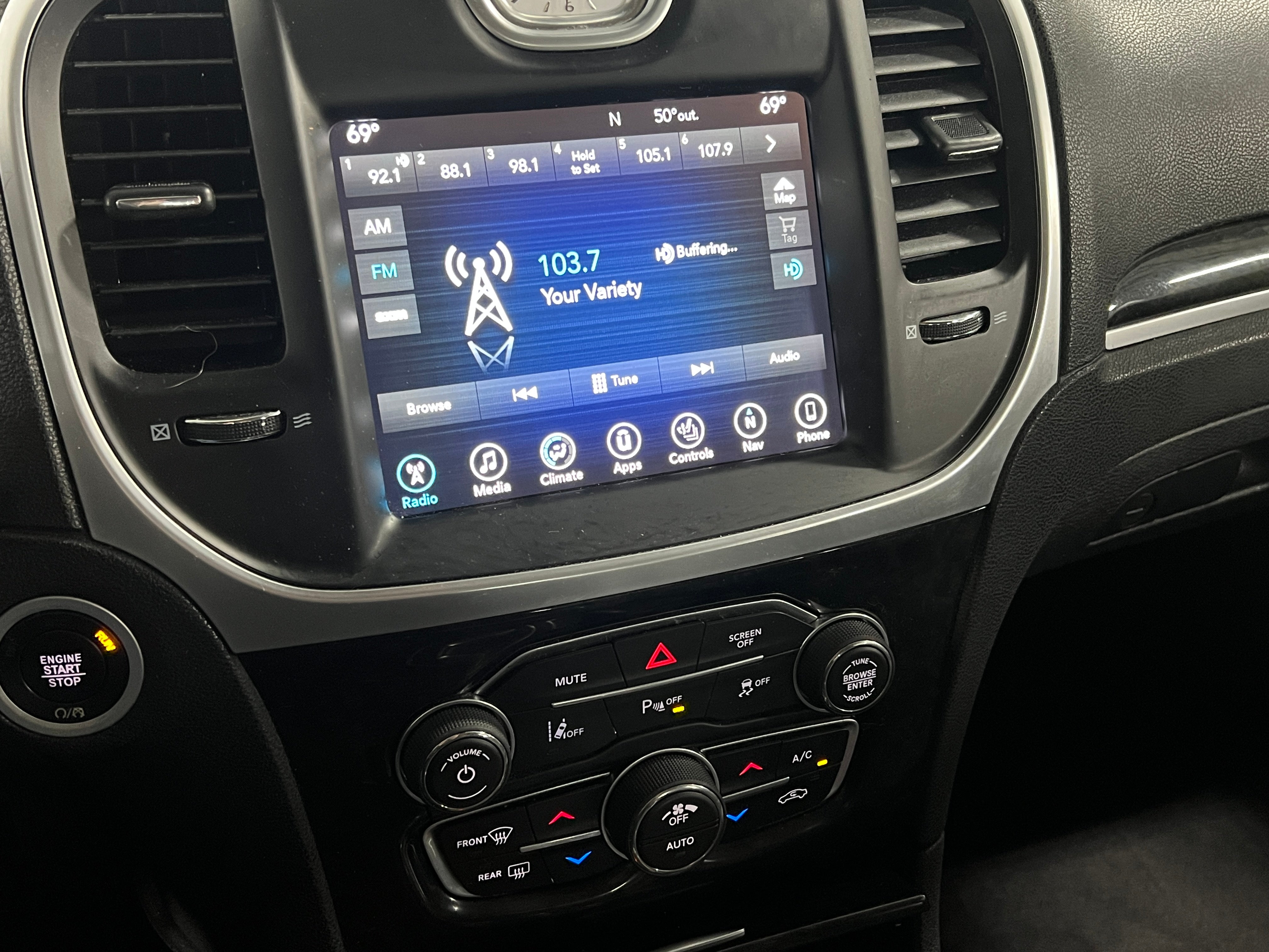 2017 Chrysler 300 C 3