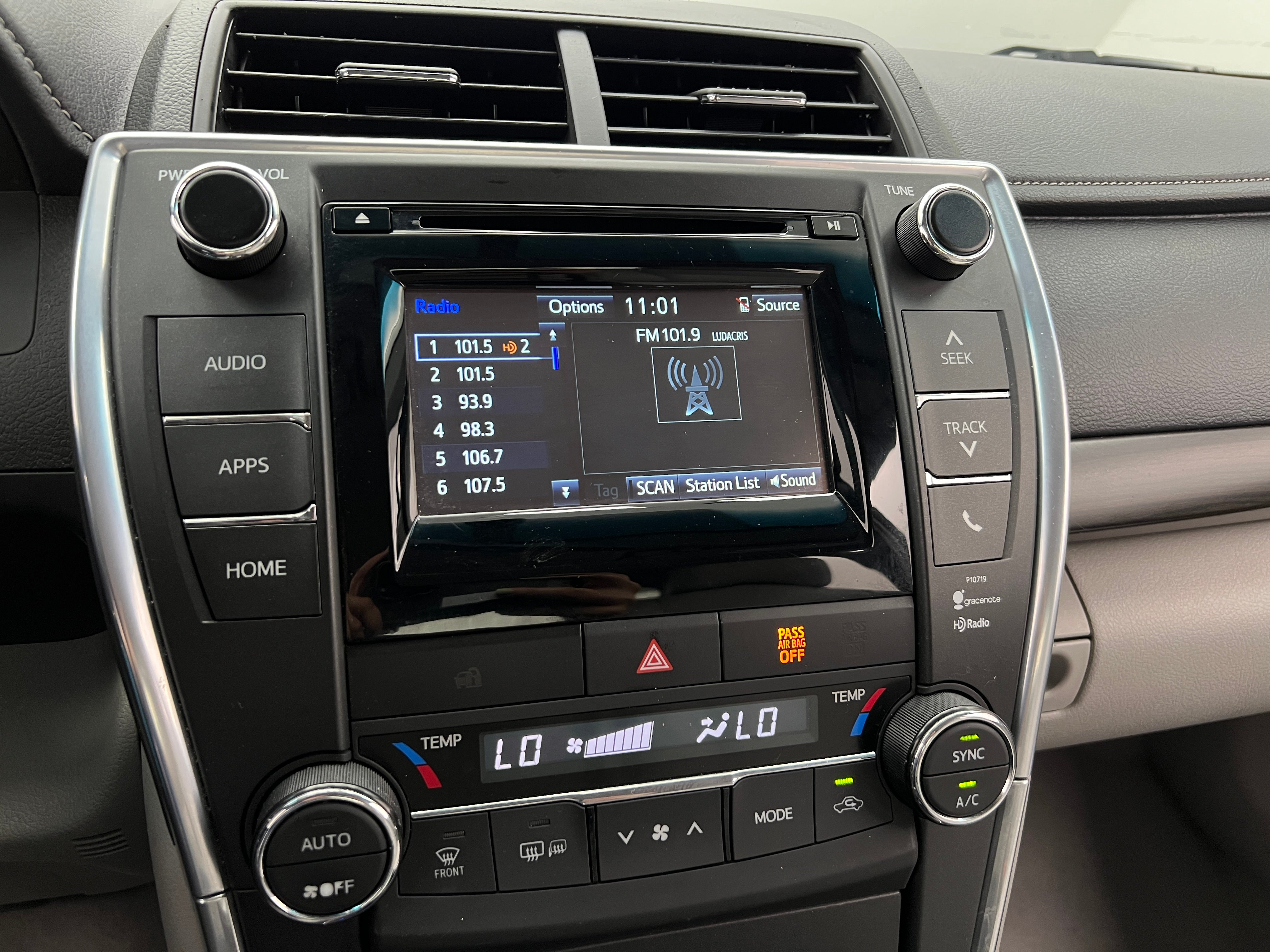 2015 Toyota Camry XLE 3