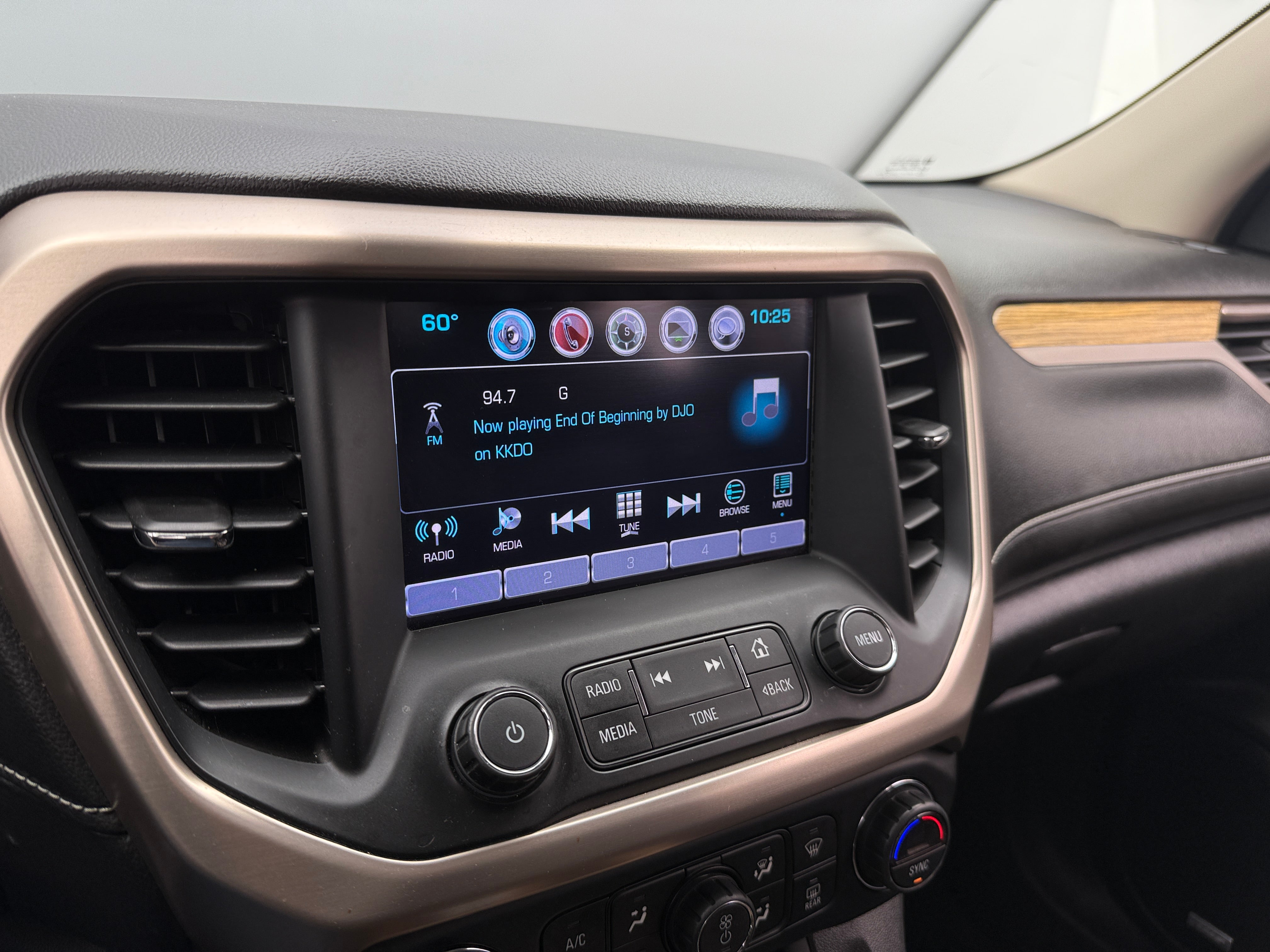 2017 GMC Acadia Denali 3