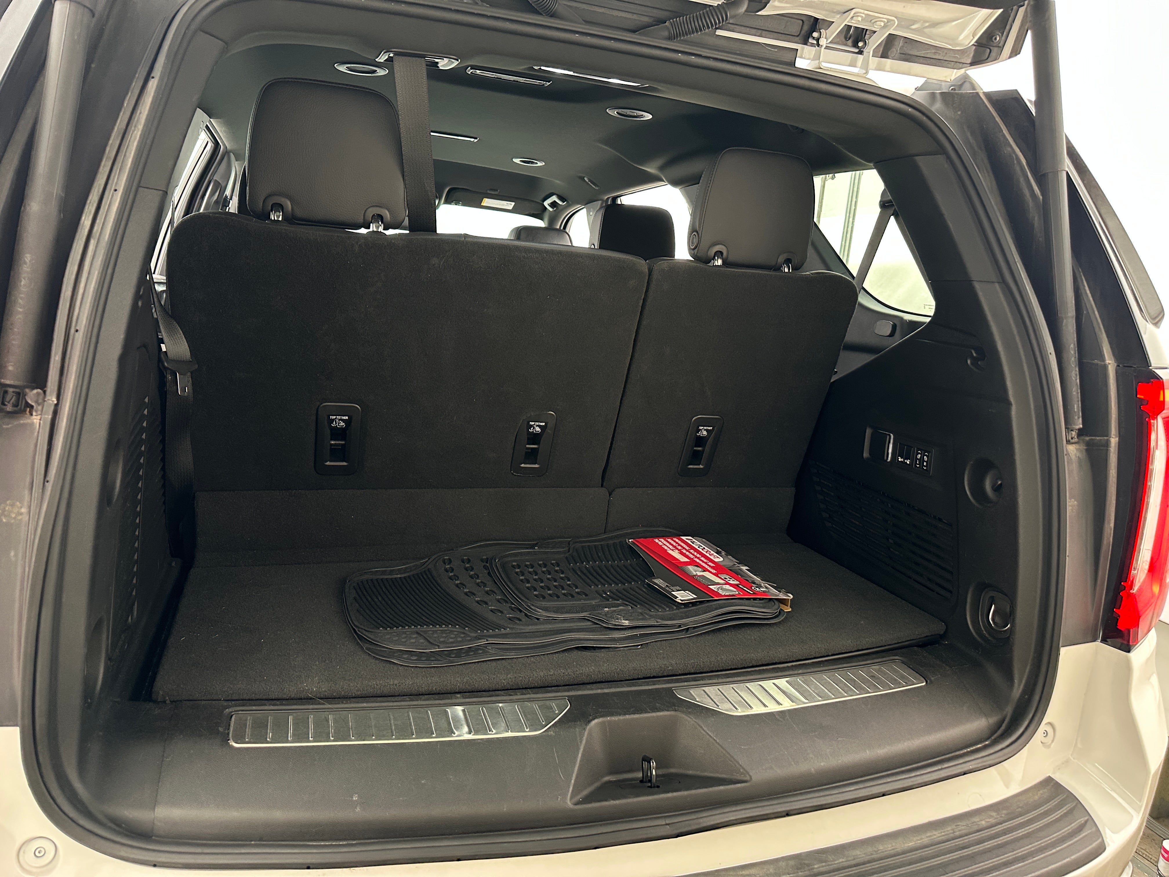 2023 GMC Yukon Denali 6