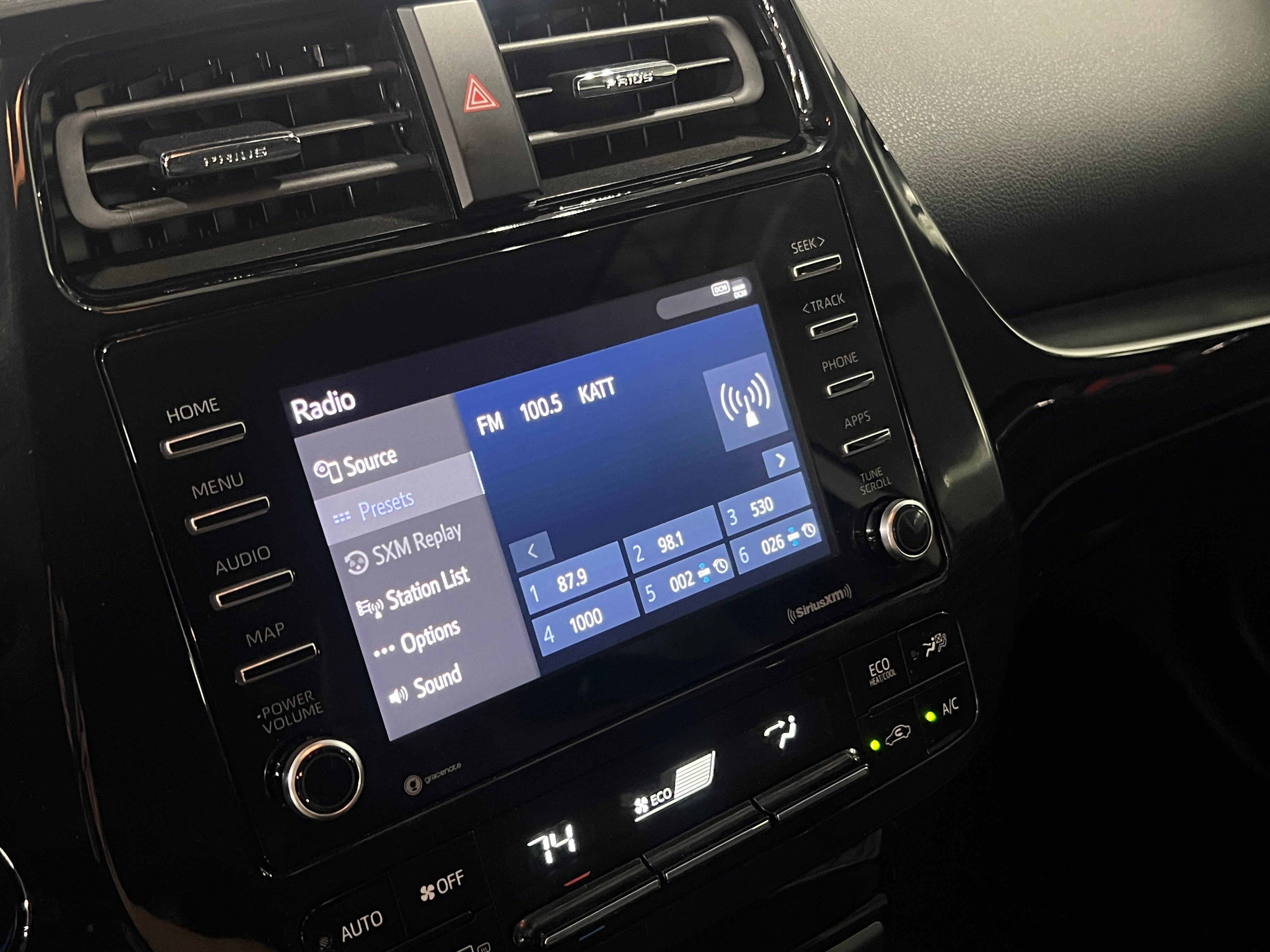 2022 Toyota Prius XLE 3