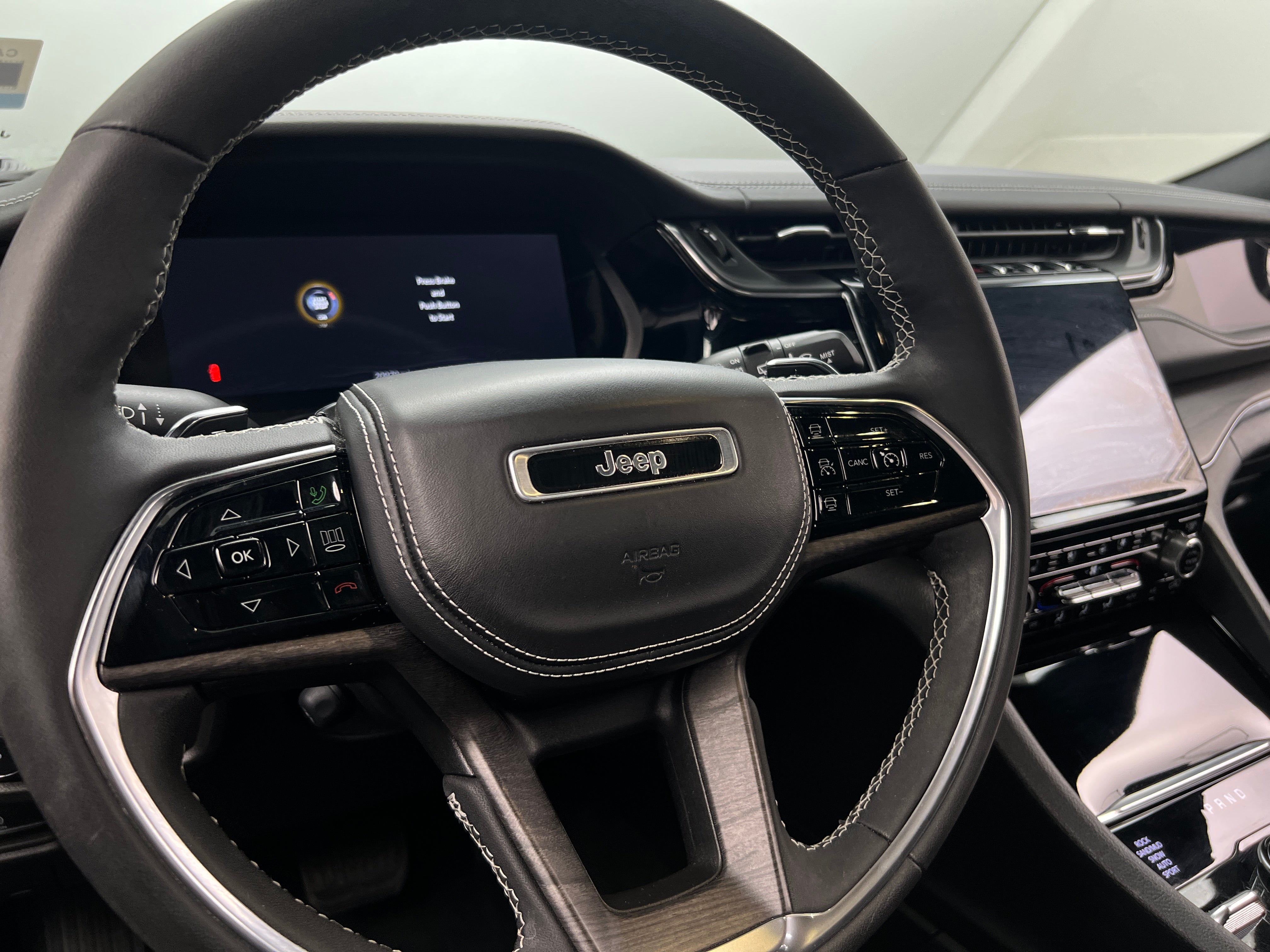 2023 Jeep Grand Cherokee Overland 4