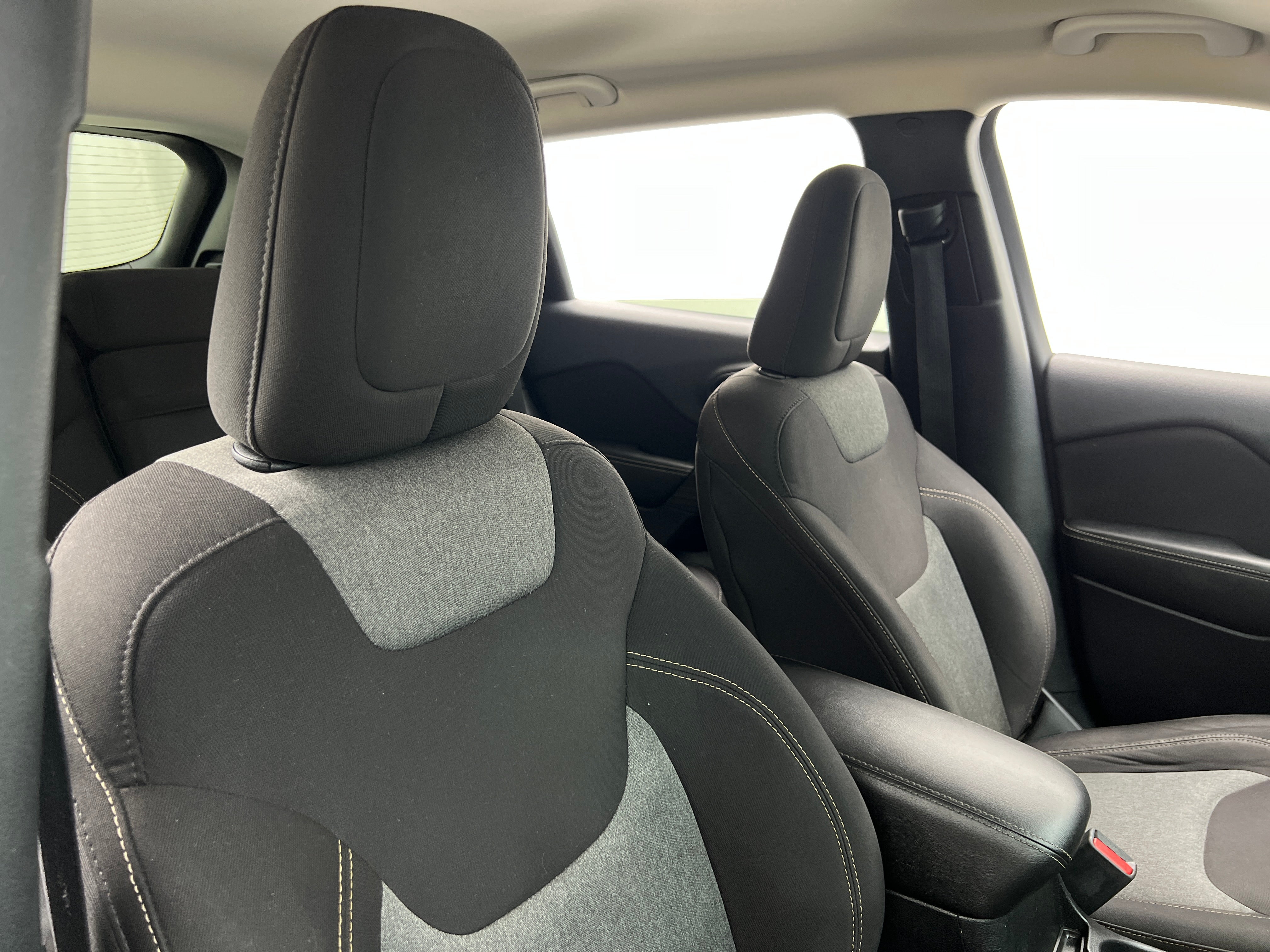 2016 Jeep Cherokee Sport 2