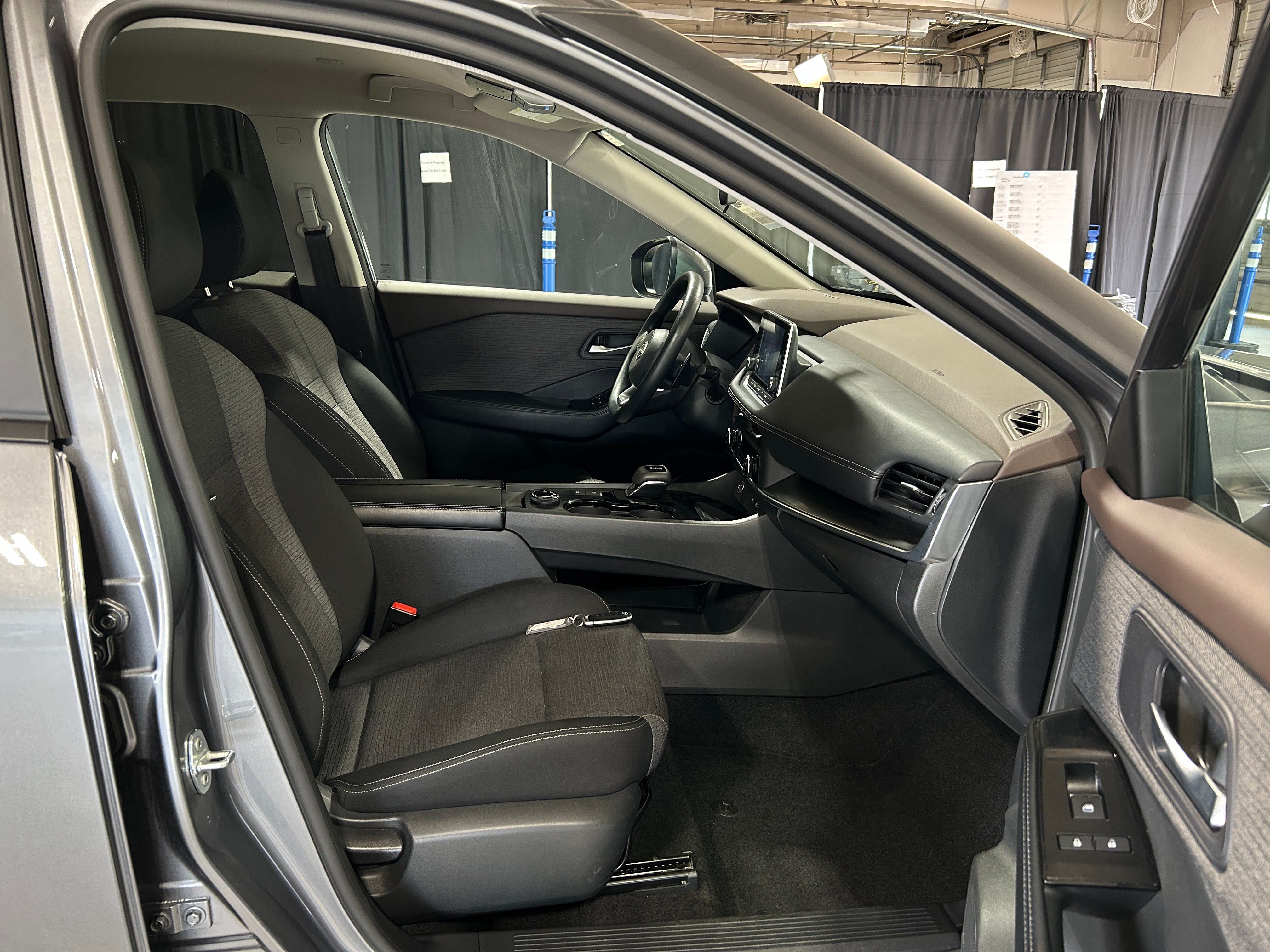 2023 Nissan Rogue SV 2
