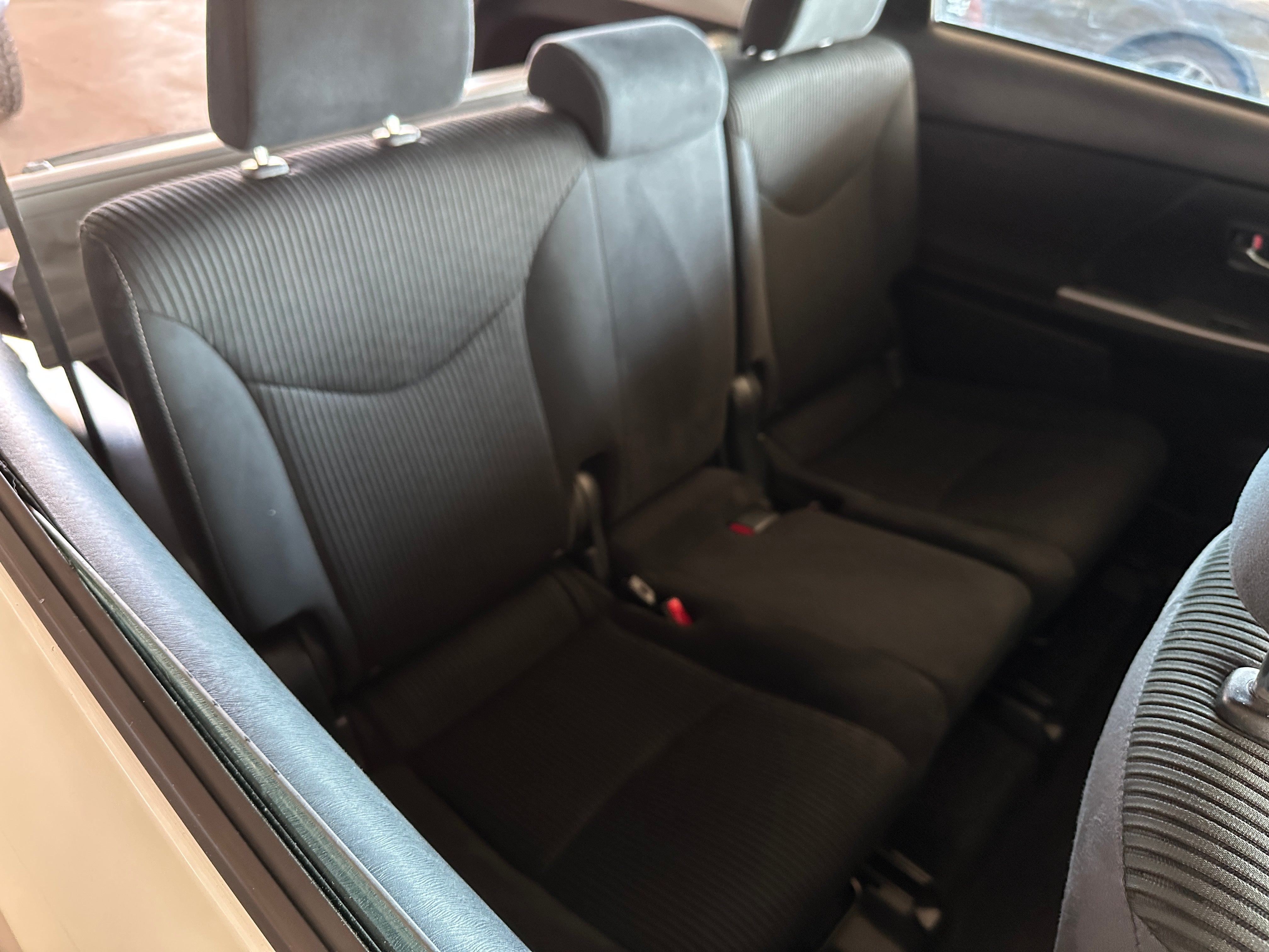 2016 Toyota Prius v Two 6