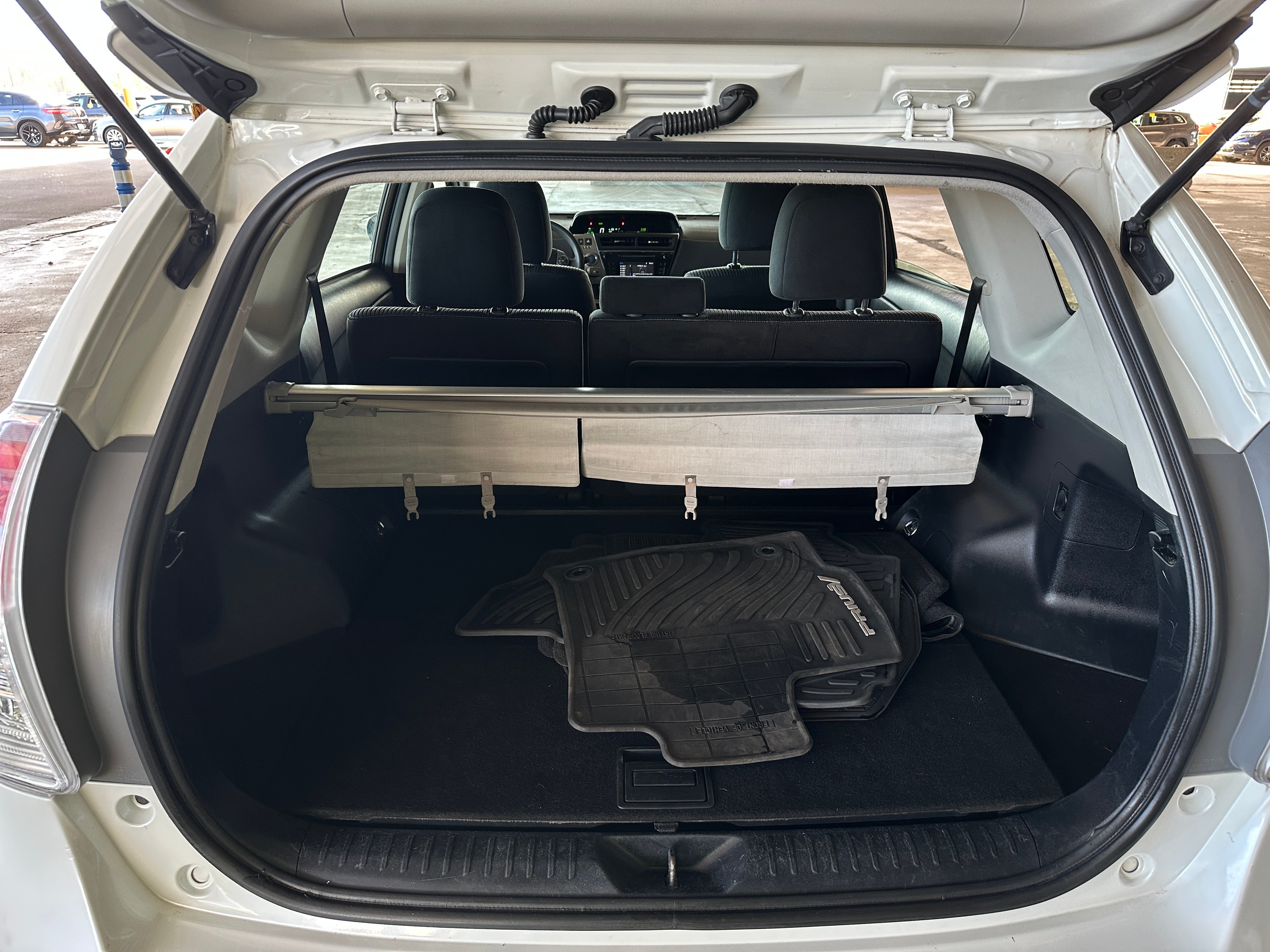 2016 Toyota Prius v Two 7