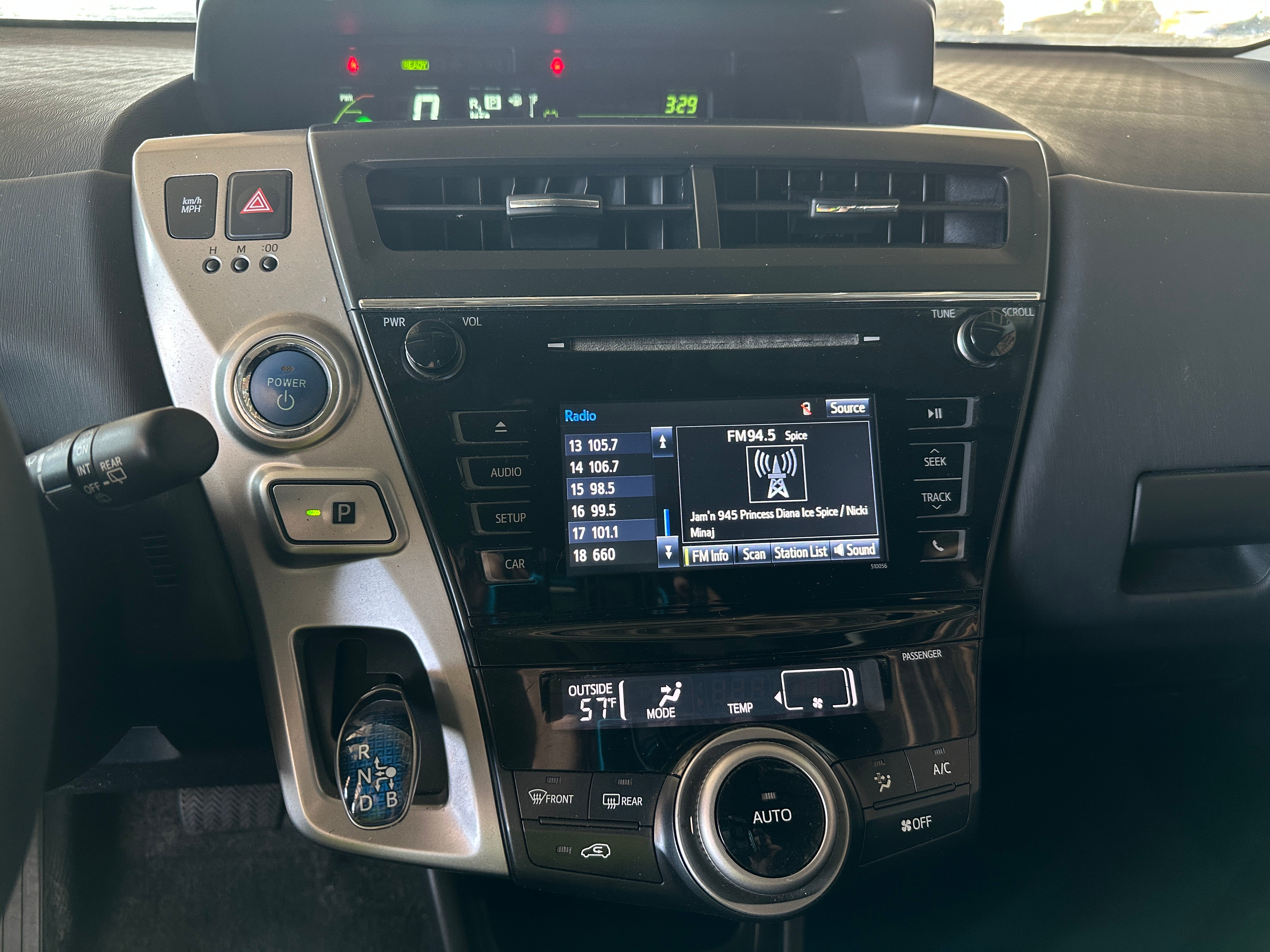 2016 Toyota Prius v Two 4