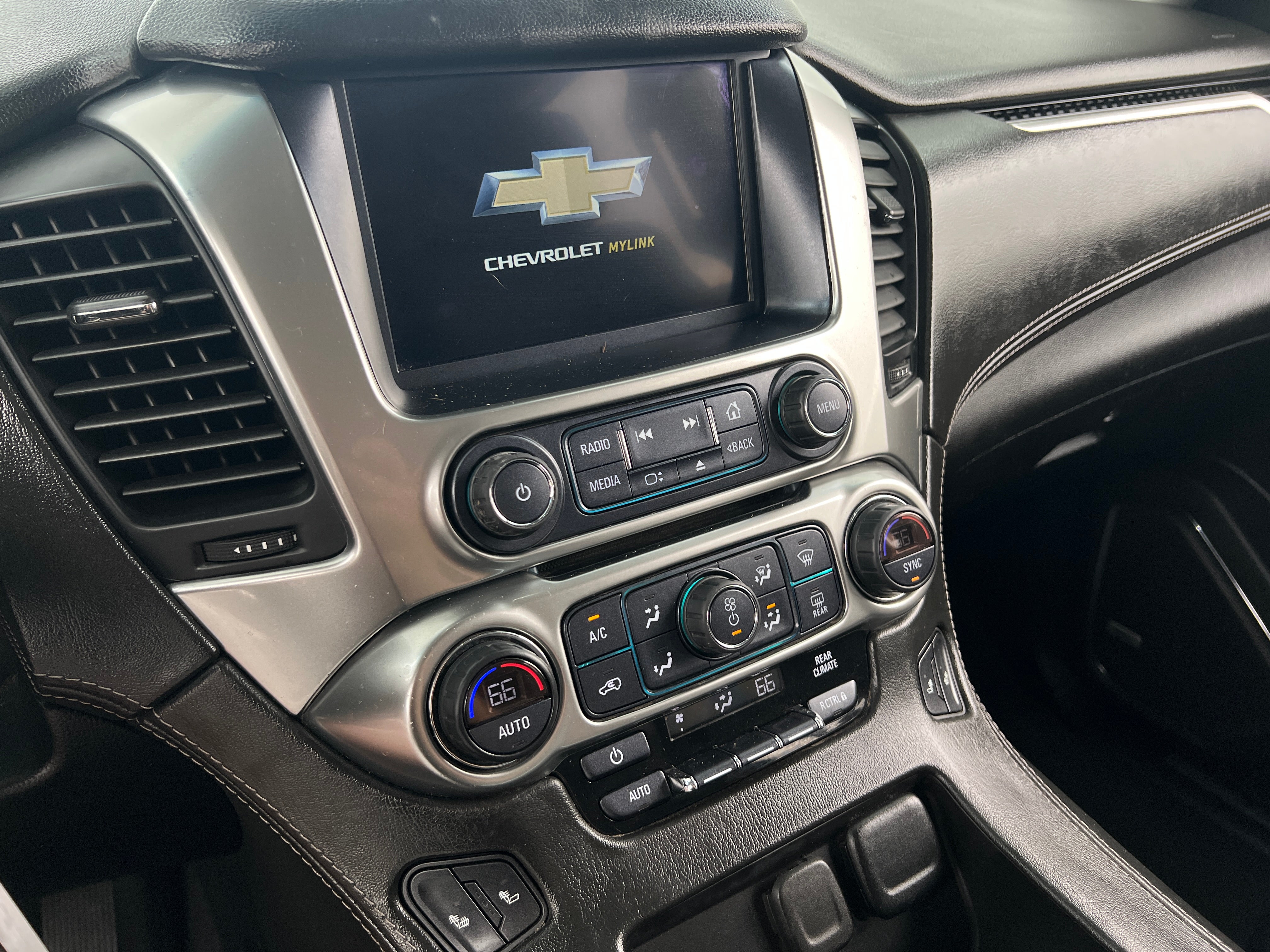 2019 Chevrolet Suburban LT 3