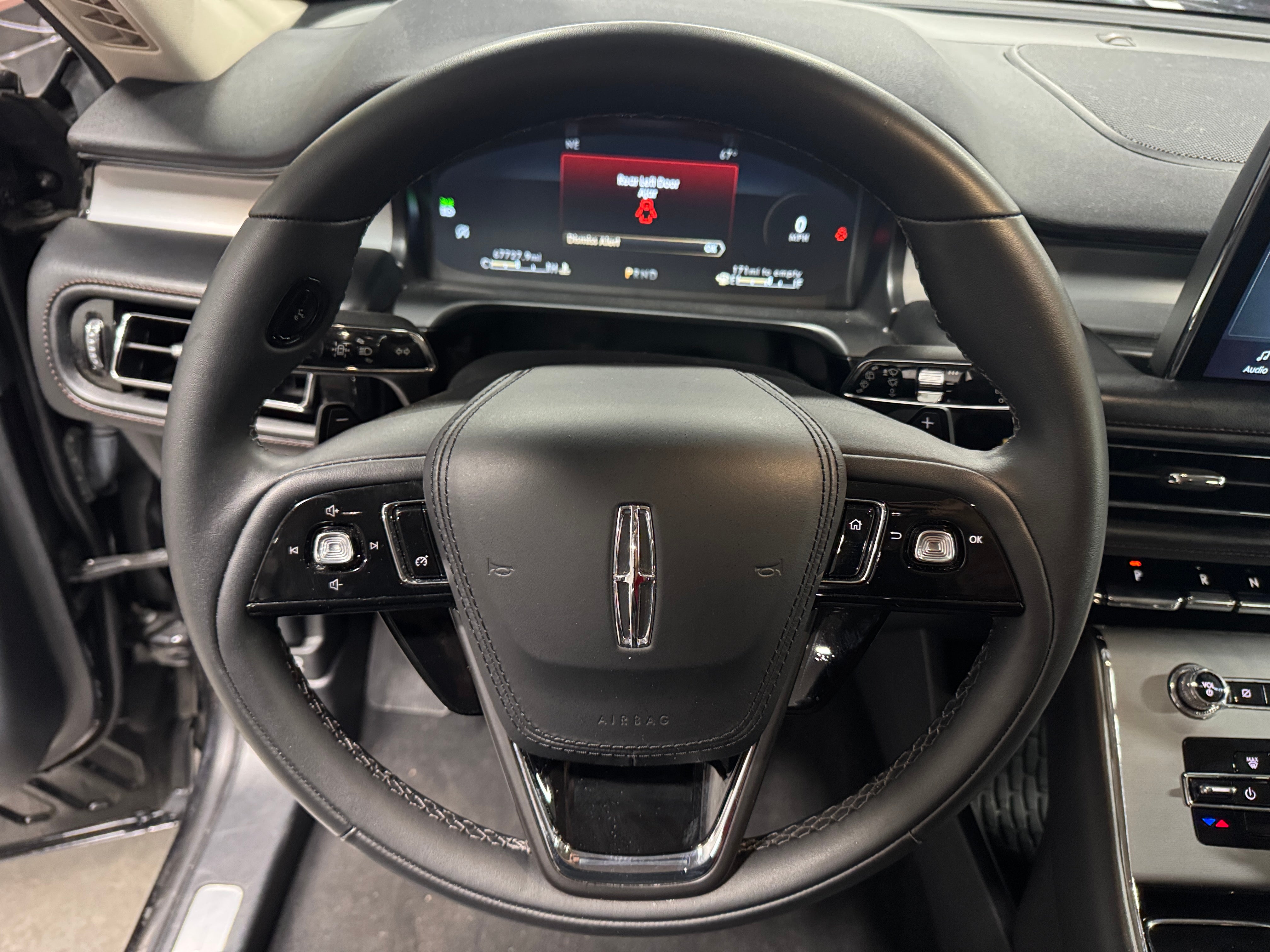 2022 Lincoln Aviator  4