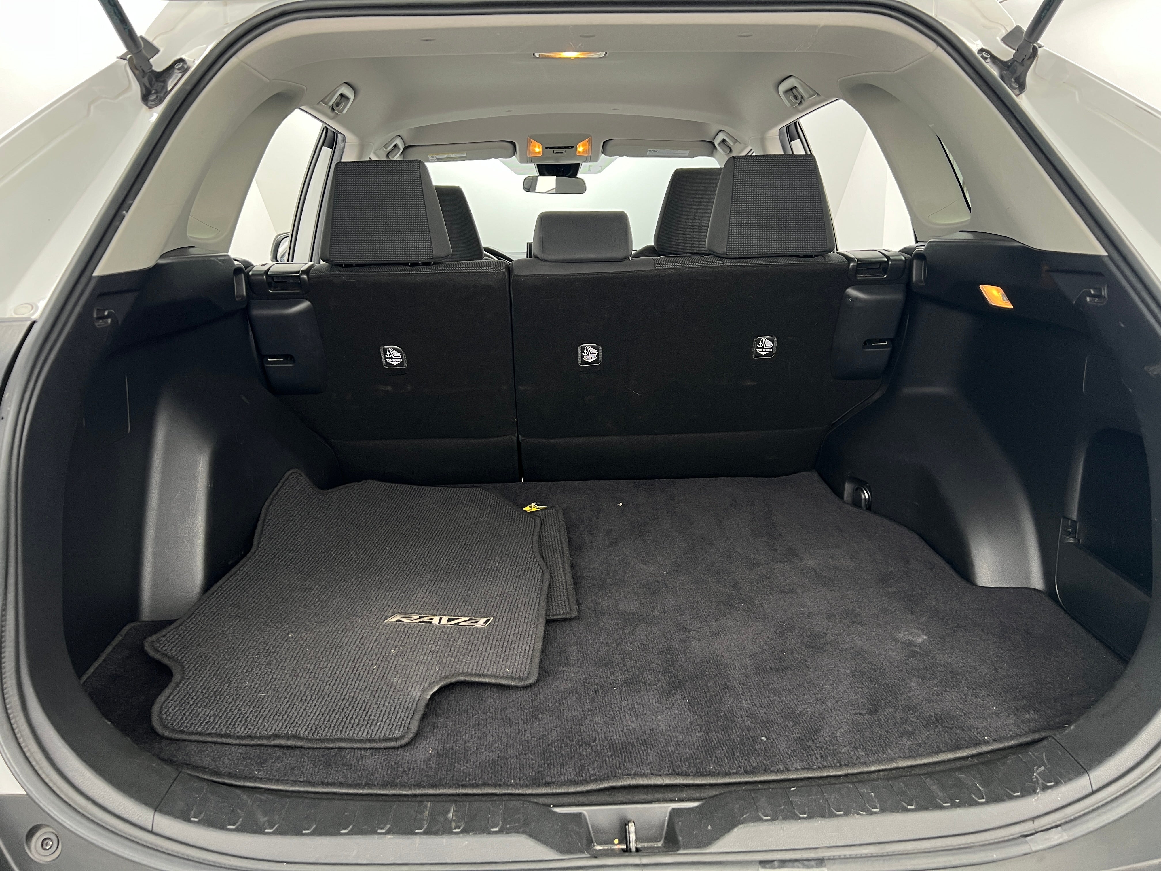 2020 Toyota RAV4 LE 7