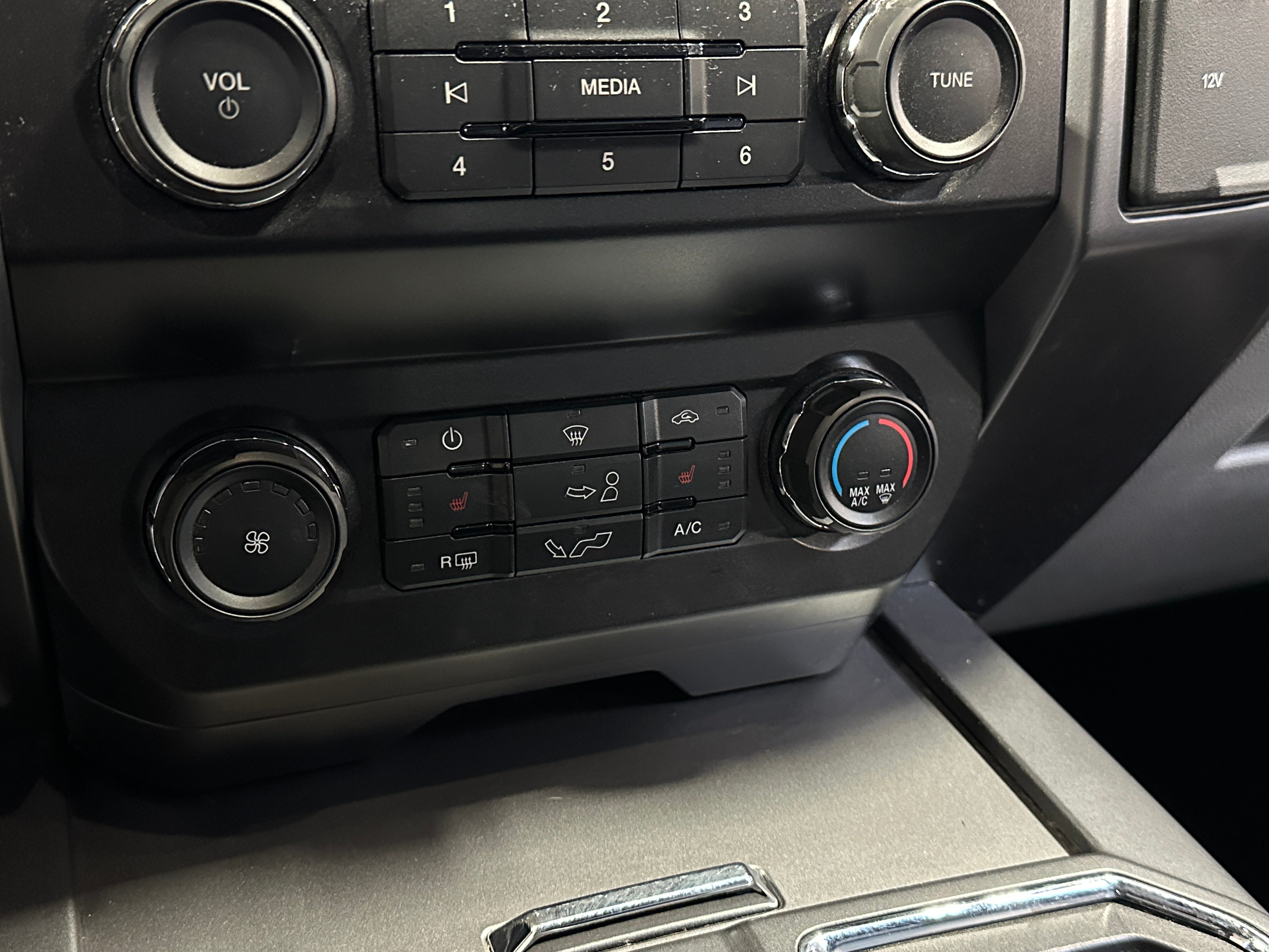 2019 Ford Econoline E-150 4