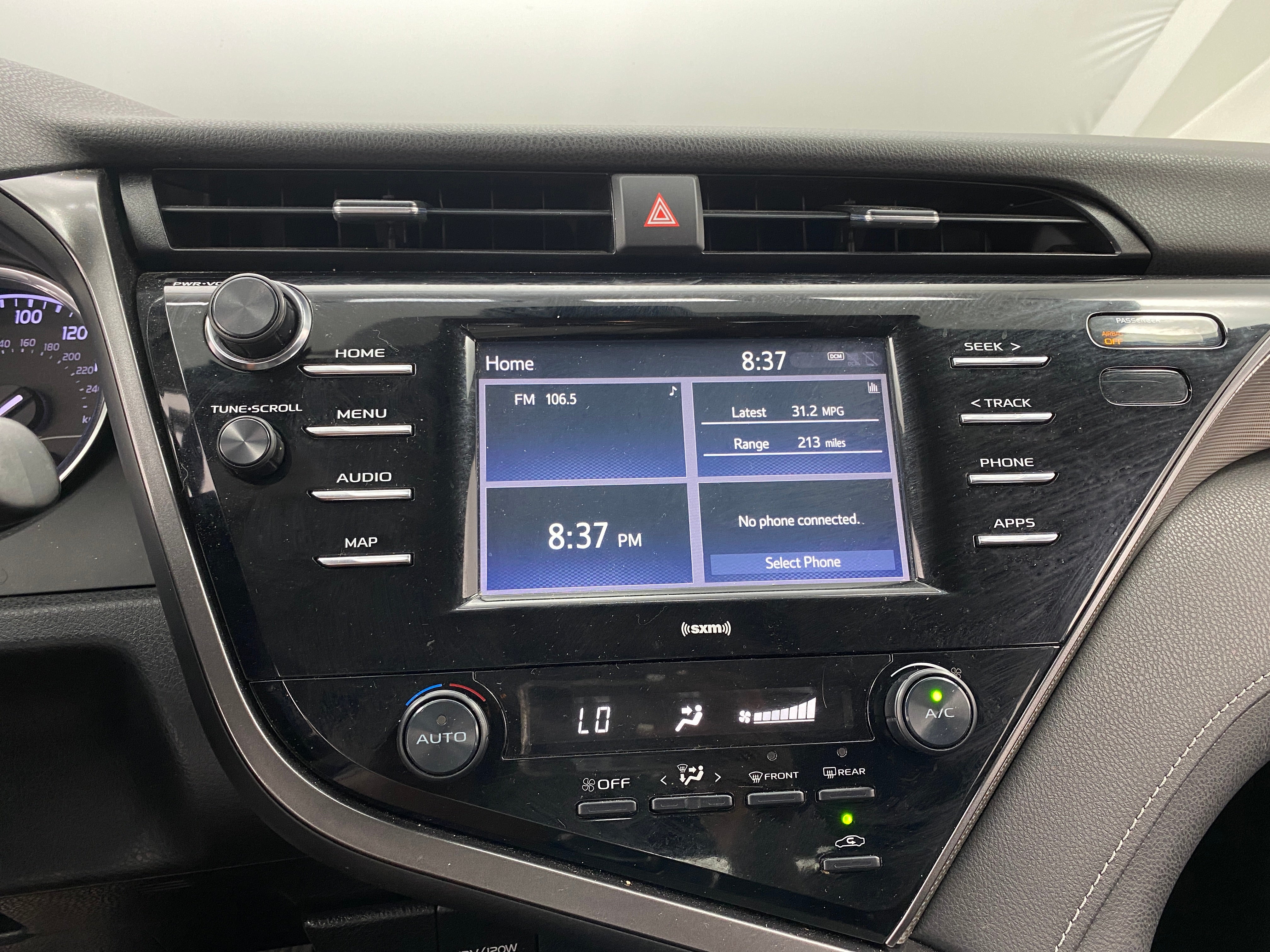 2020 Toyota Camry SE 3