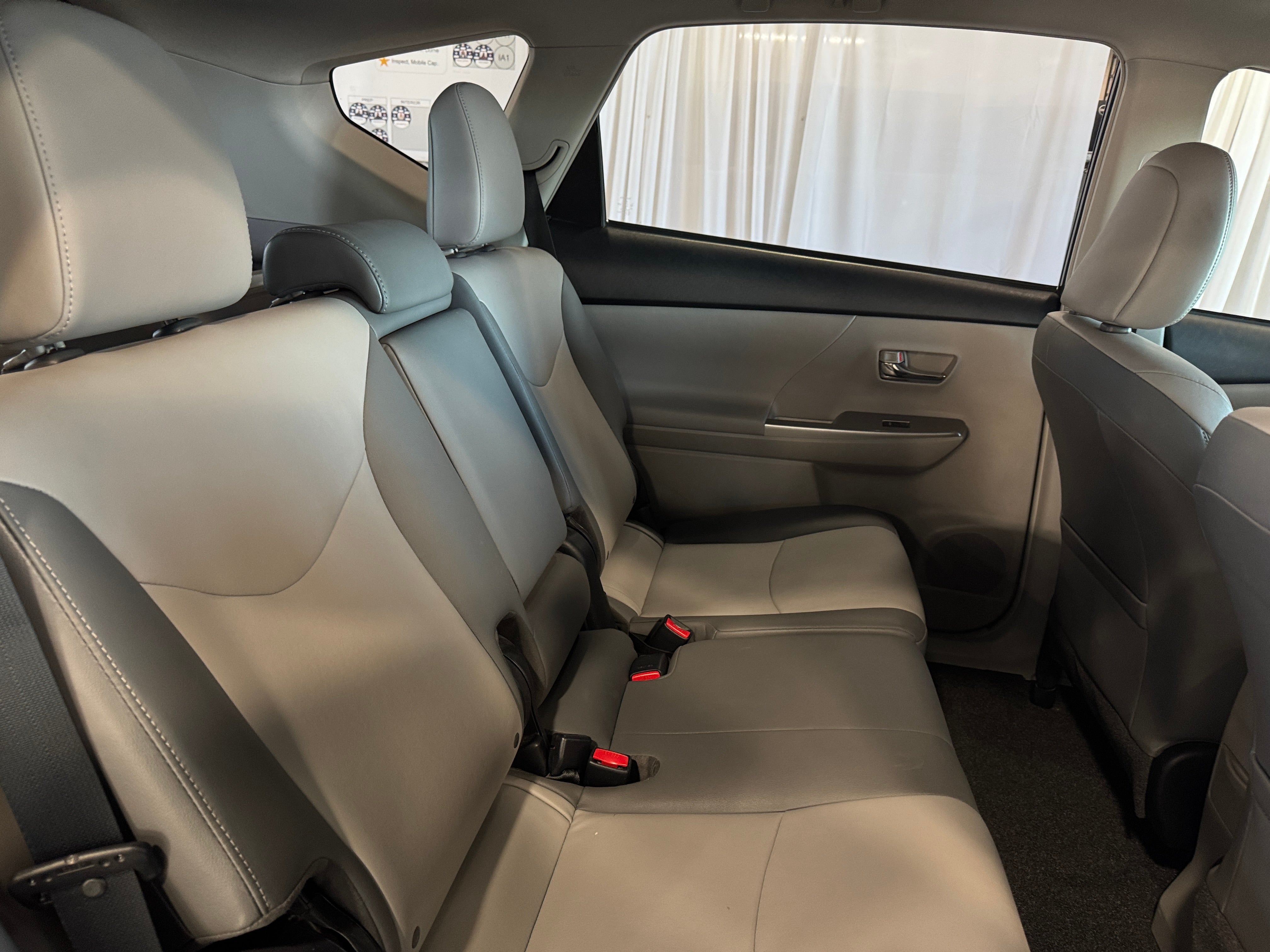 2015 Toyota Prius v Four 6