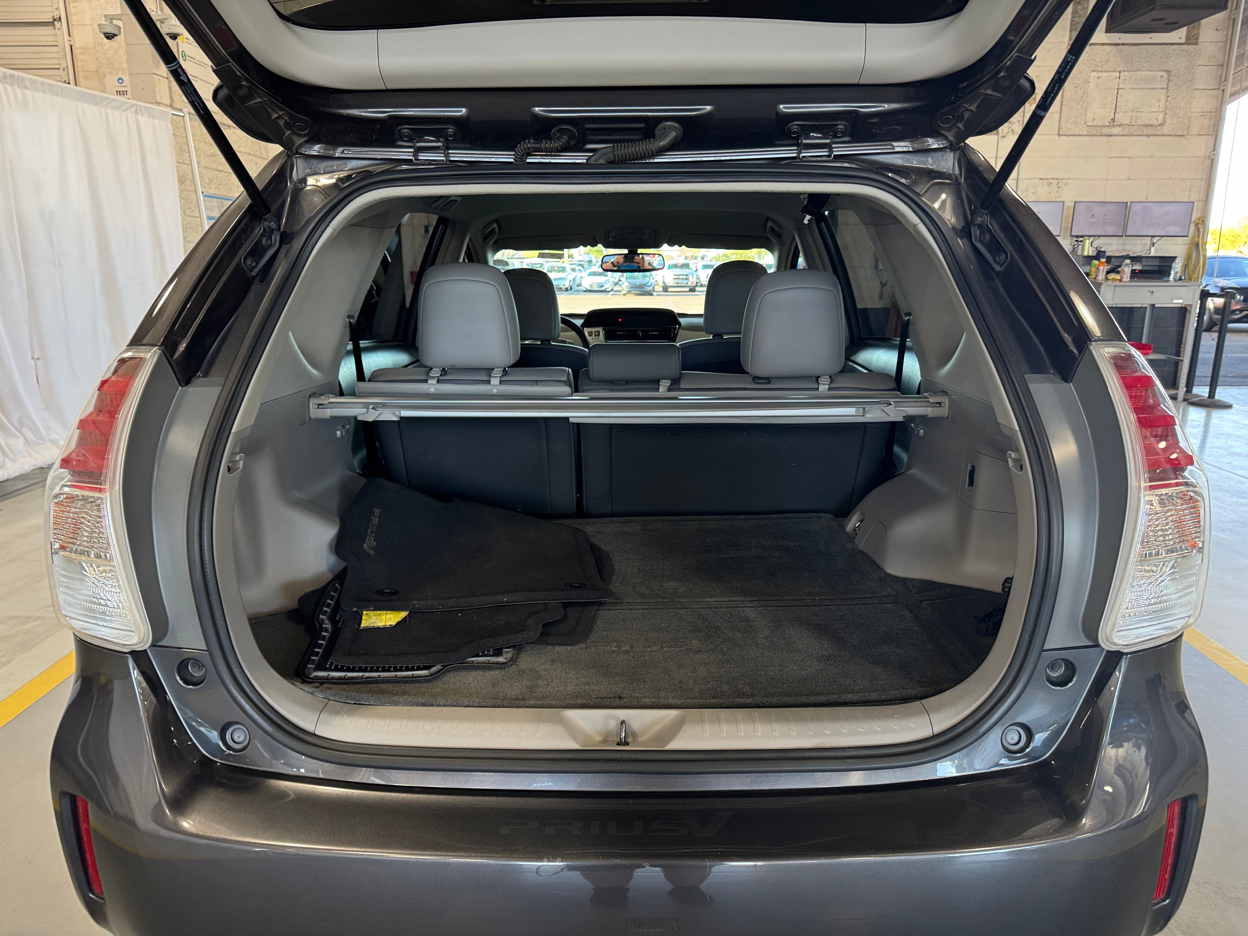 2015 Toyota Prius v Four 7