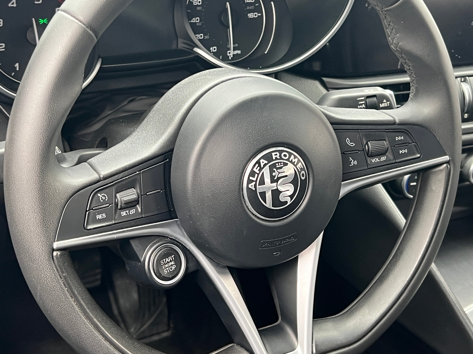Thumbnail: 2017 Alfa Romeo Giulia - 4