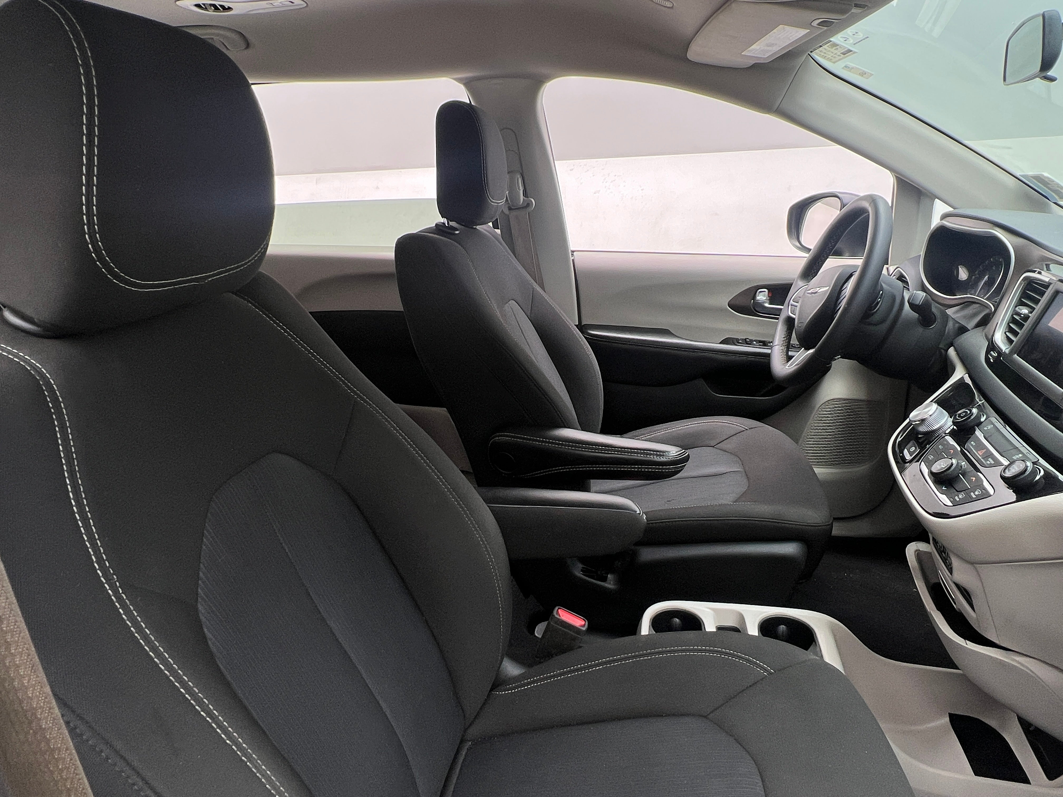 2022 Chrysler Voyager LX 2