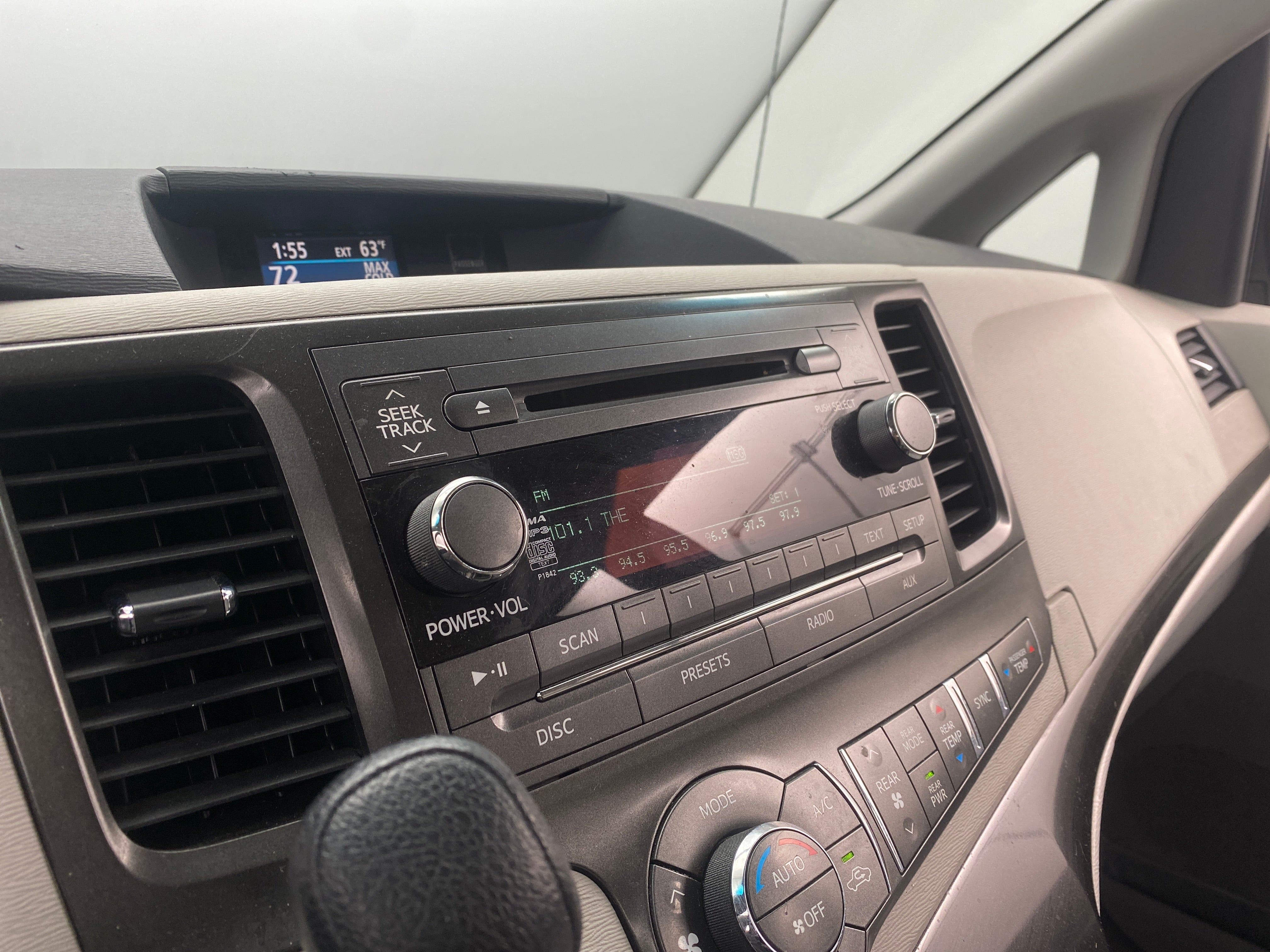 2014 Toyota Sienna LE 4