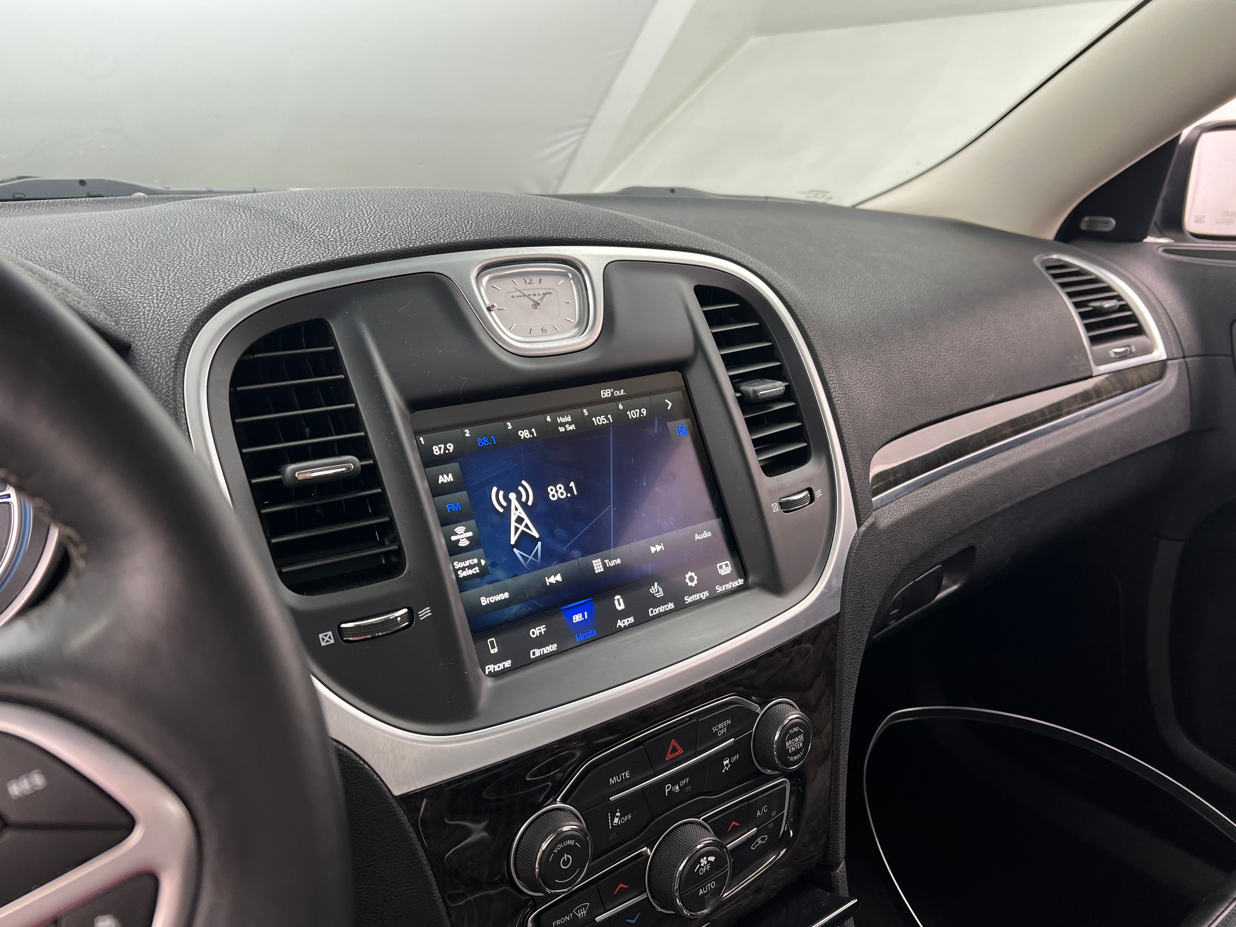 2022 Chrysler 300 Touring 3