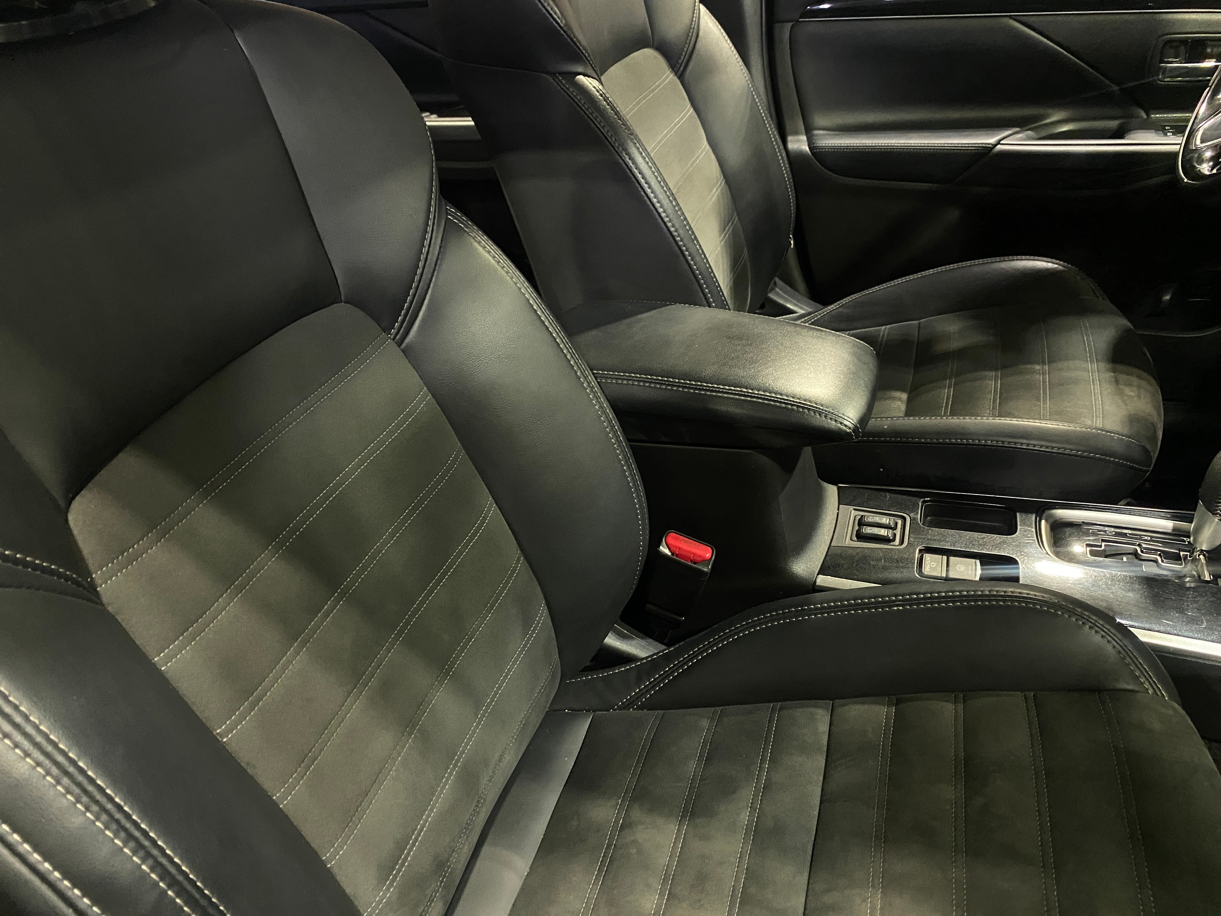 2020 Mitsubishi Outlander SE 2