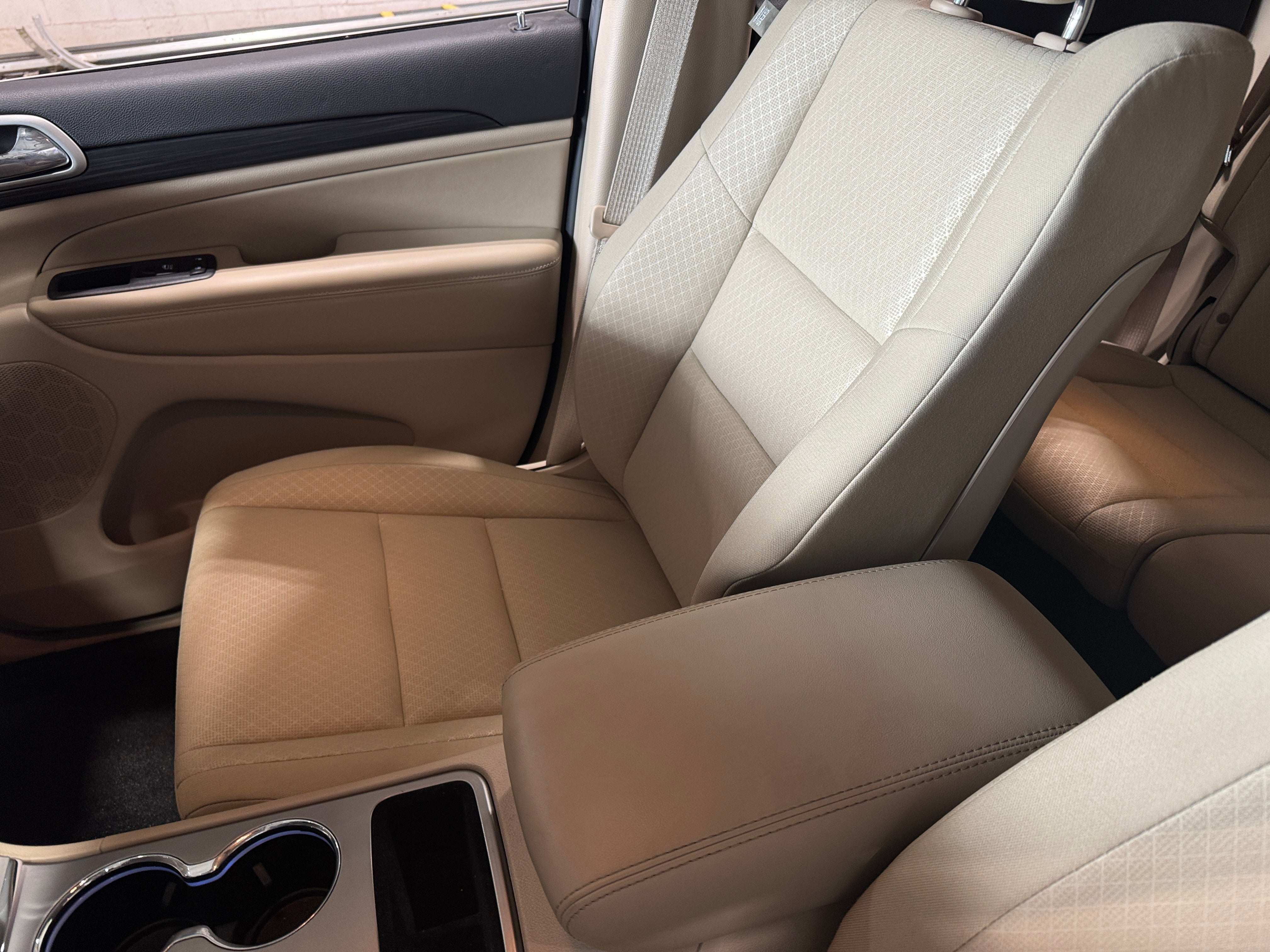 2022 Jeep Grand Cherokee Laredo 2