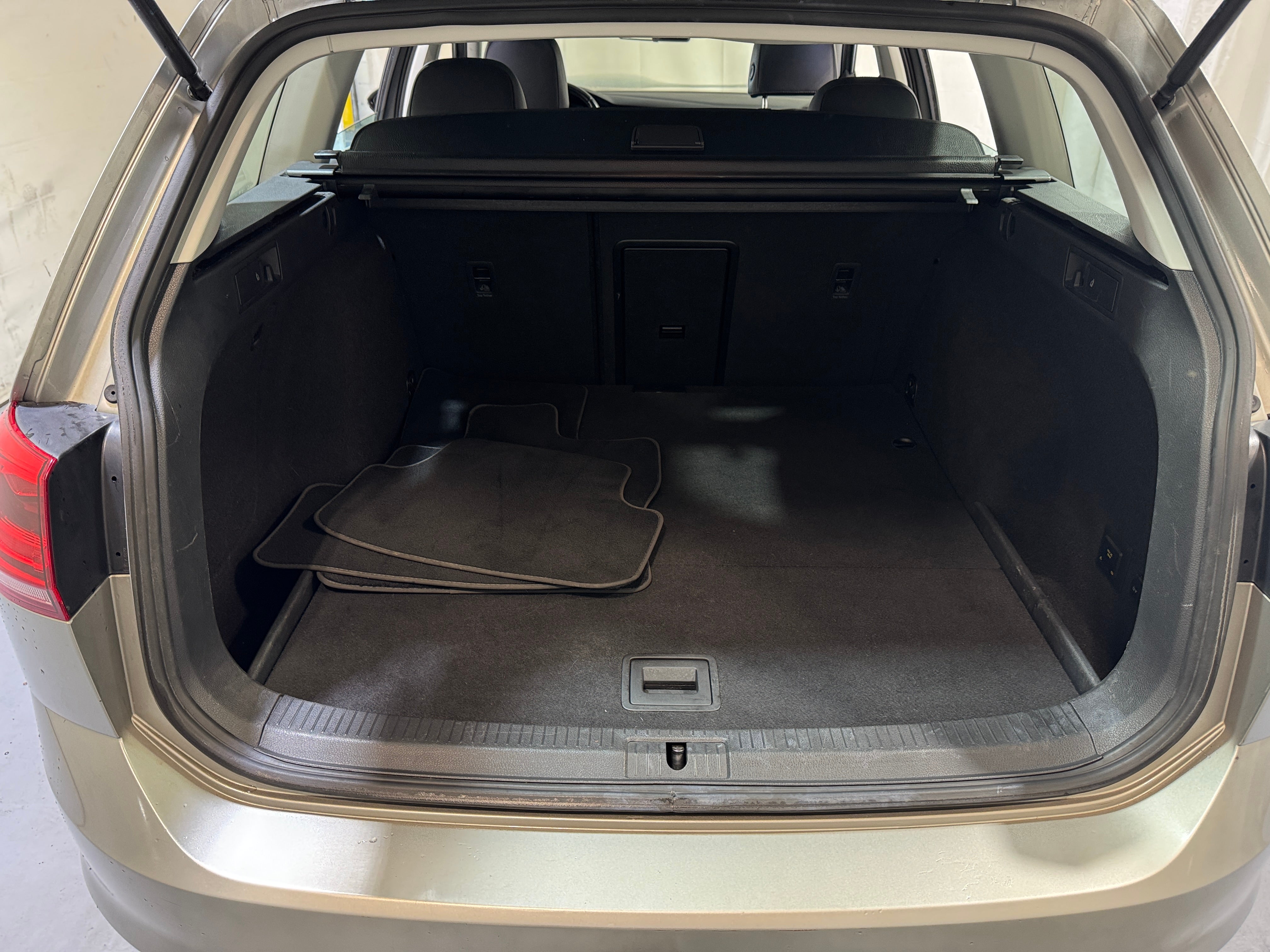 2015 Volkswagen e-Golf SE 6