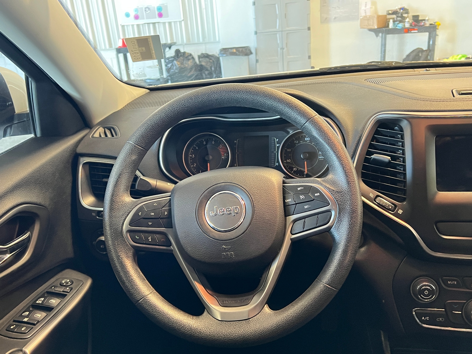 Thumbnail: 2019 Jeep Cherokee - 5